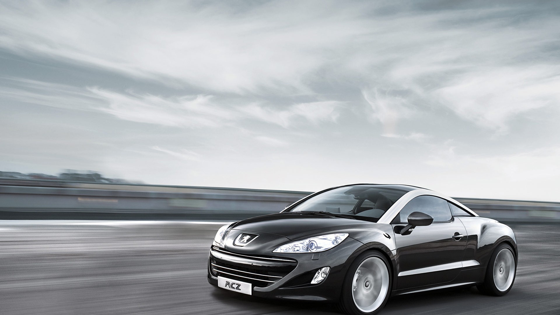 женщина застрелила черную машину, едущую по дороге