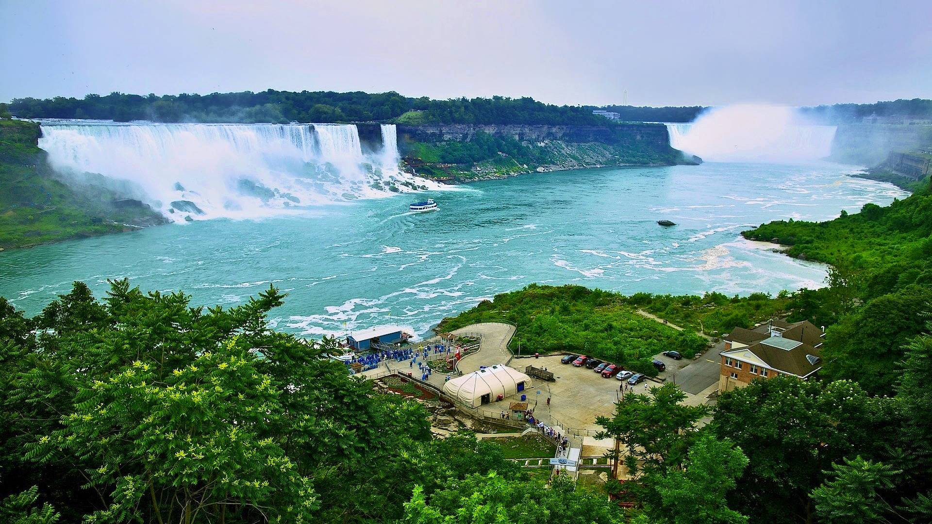 женский вид на водопад с лодкой в воде