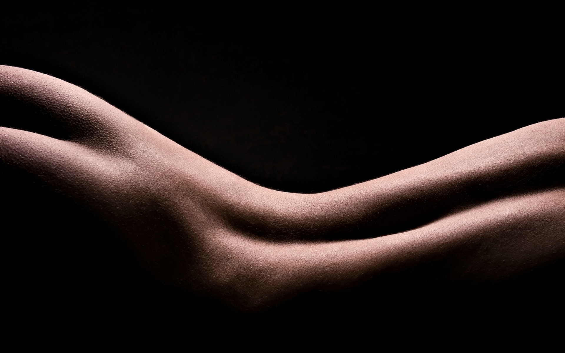 женщина обнаженная на черном фоне с раздвинутыми руками