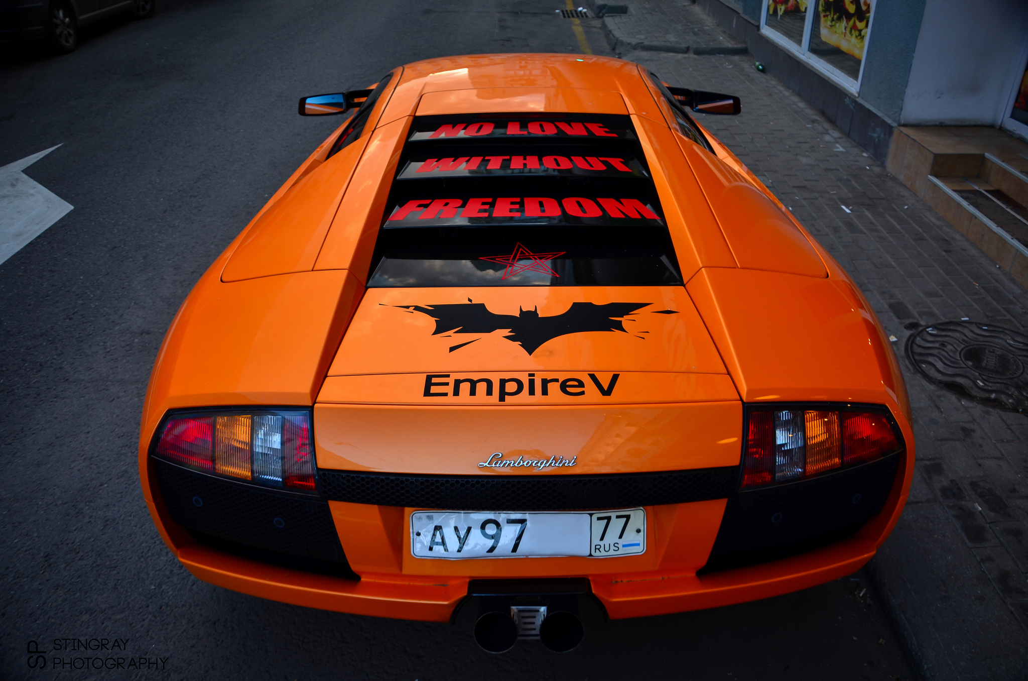 есть автомобиль с летучей мышью на капоте припаркован на улице