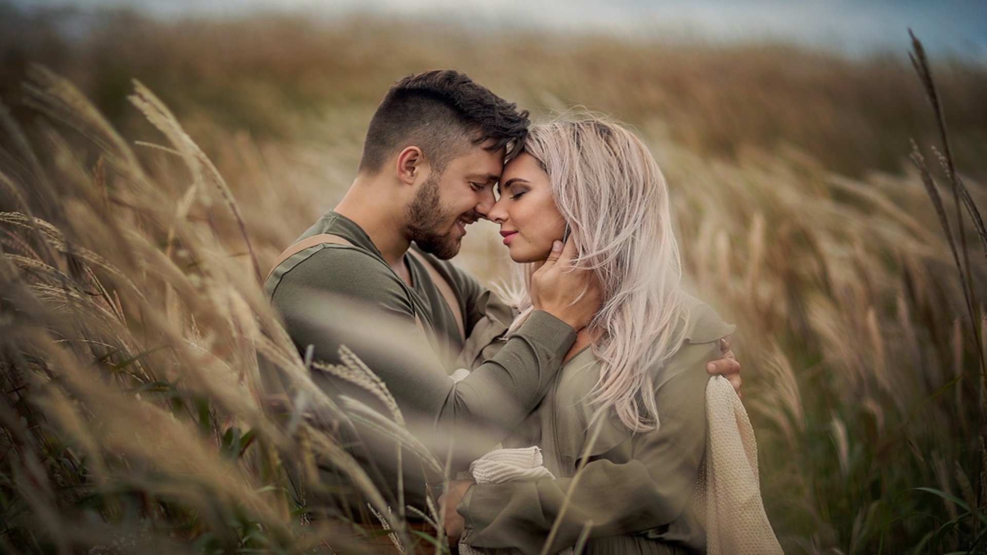 есть мужчина и женщина, которые стоят в поле