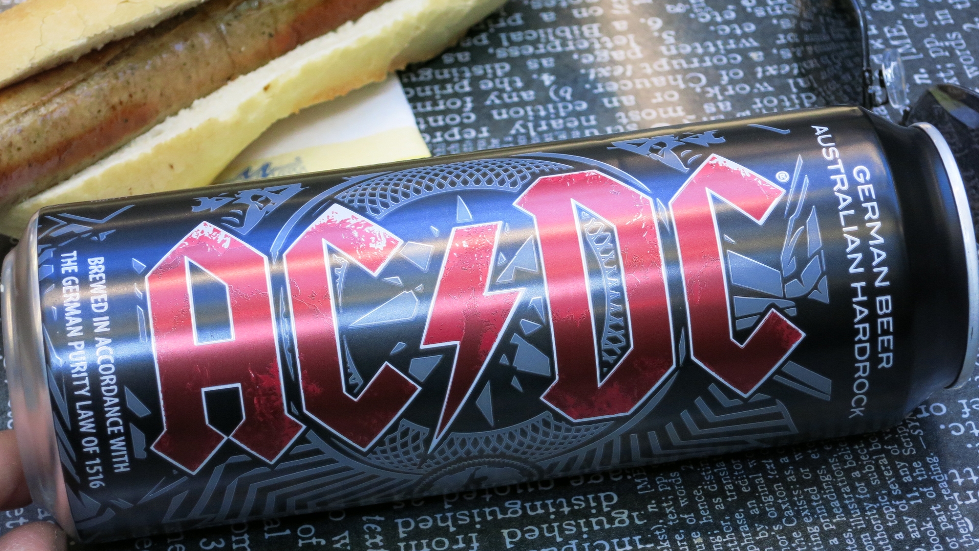 araffe и хот-дог на булке с банкой ac / dc