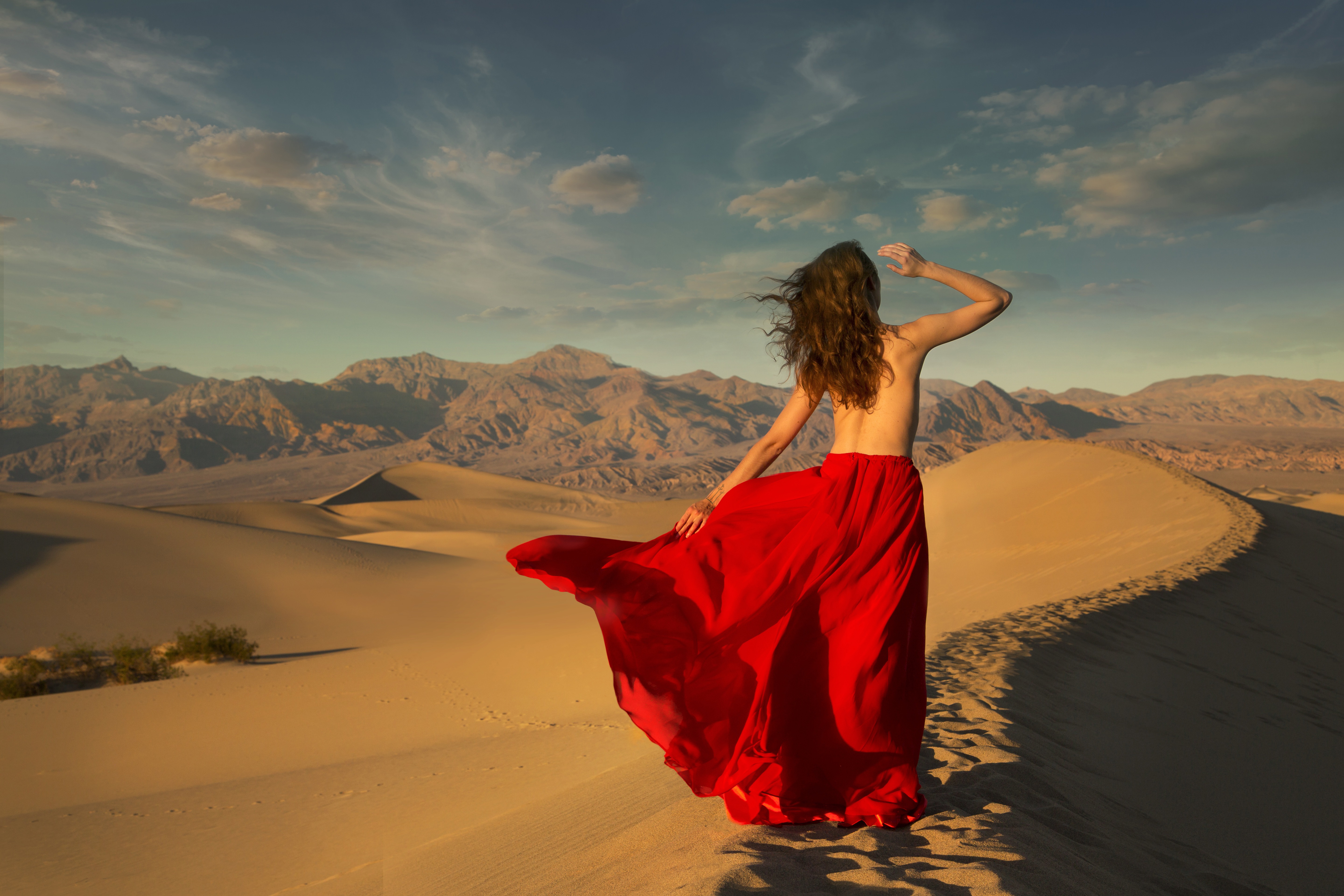 Desert girl. Девушка в Красном платье в пустыне. Девушка в пустыни. Фотосессия в пустыне. Красивая девушка в пустыне.