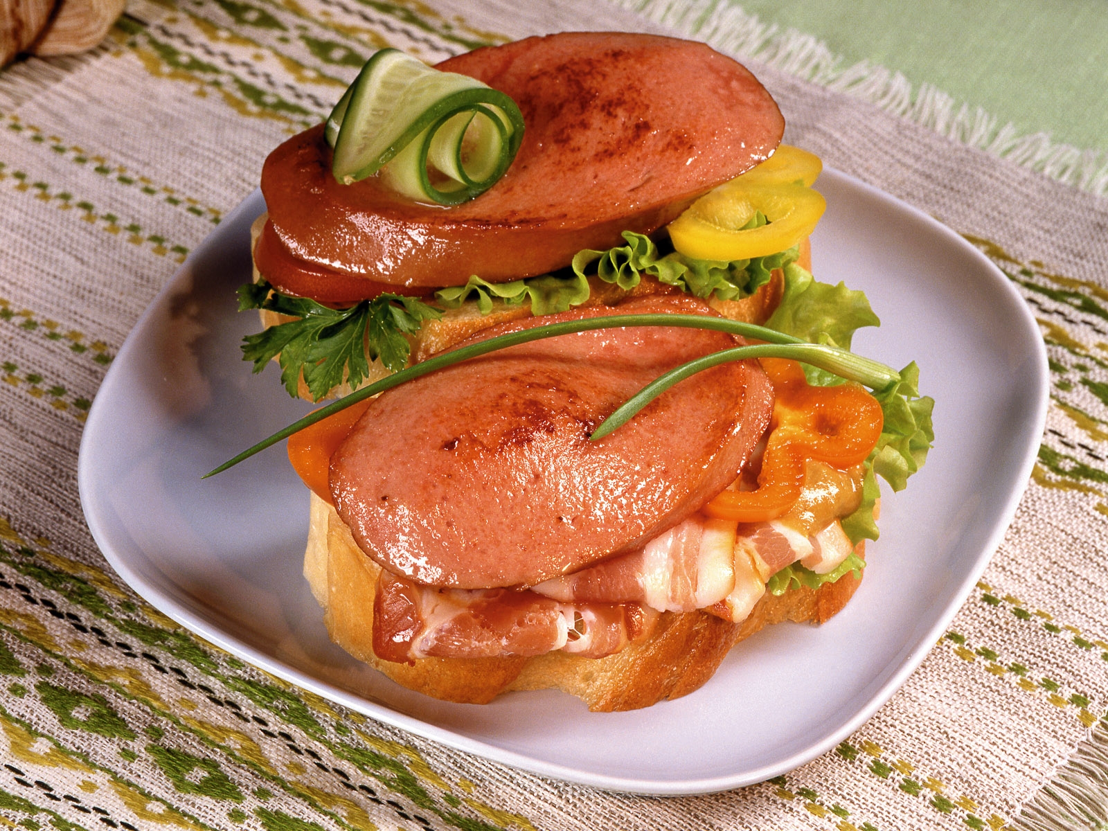 на ней есть тарелка с бутербродом и хот-дог