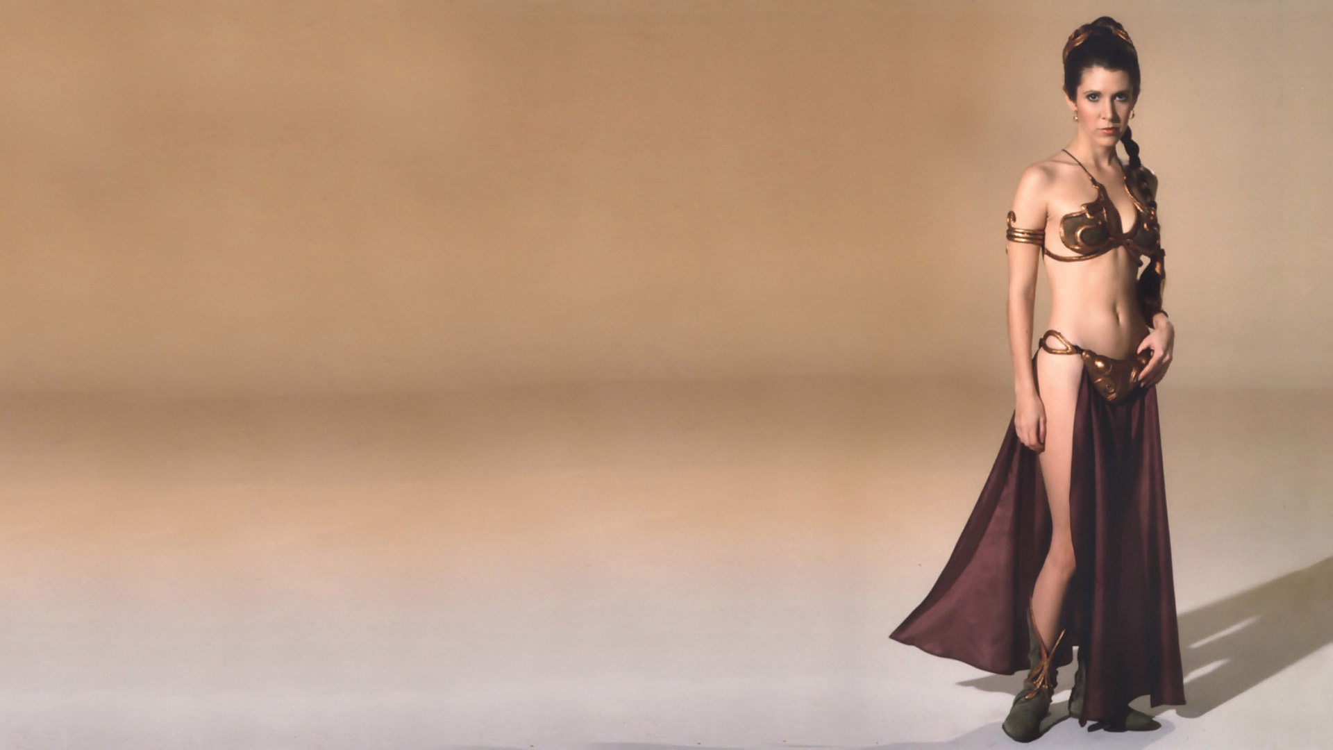 женщина в бикини и юбке позирует для фото