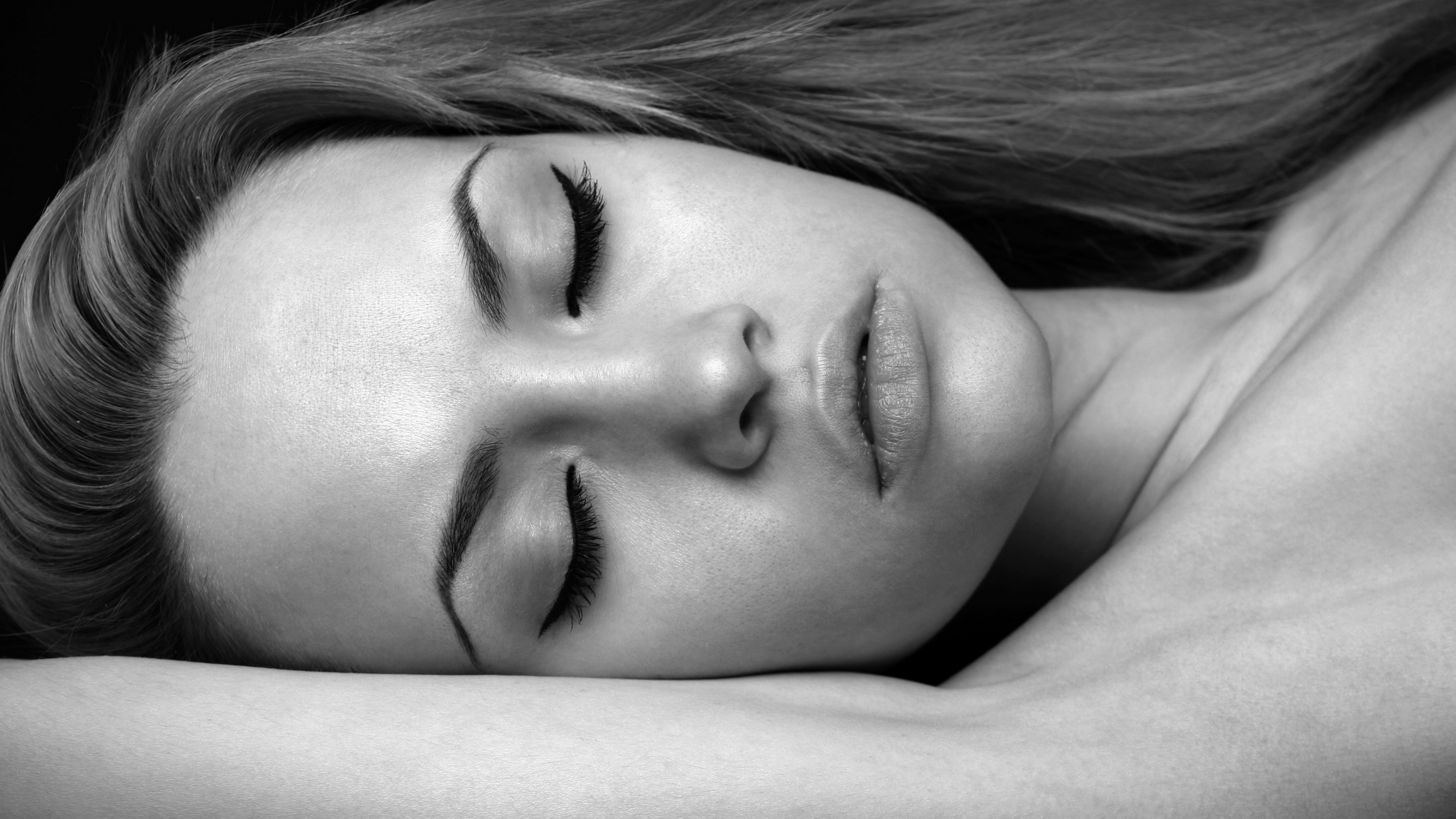Dream close. Анджелина Джоли. Девушка лежит с закрытыми глазами. Девушка с закрытым глазом.