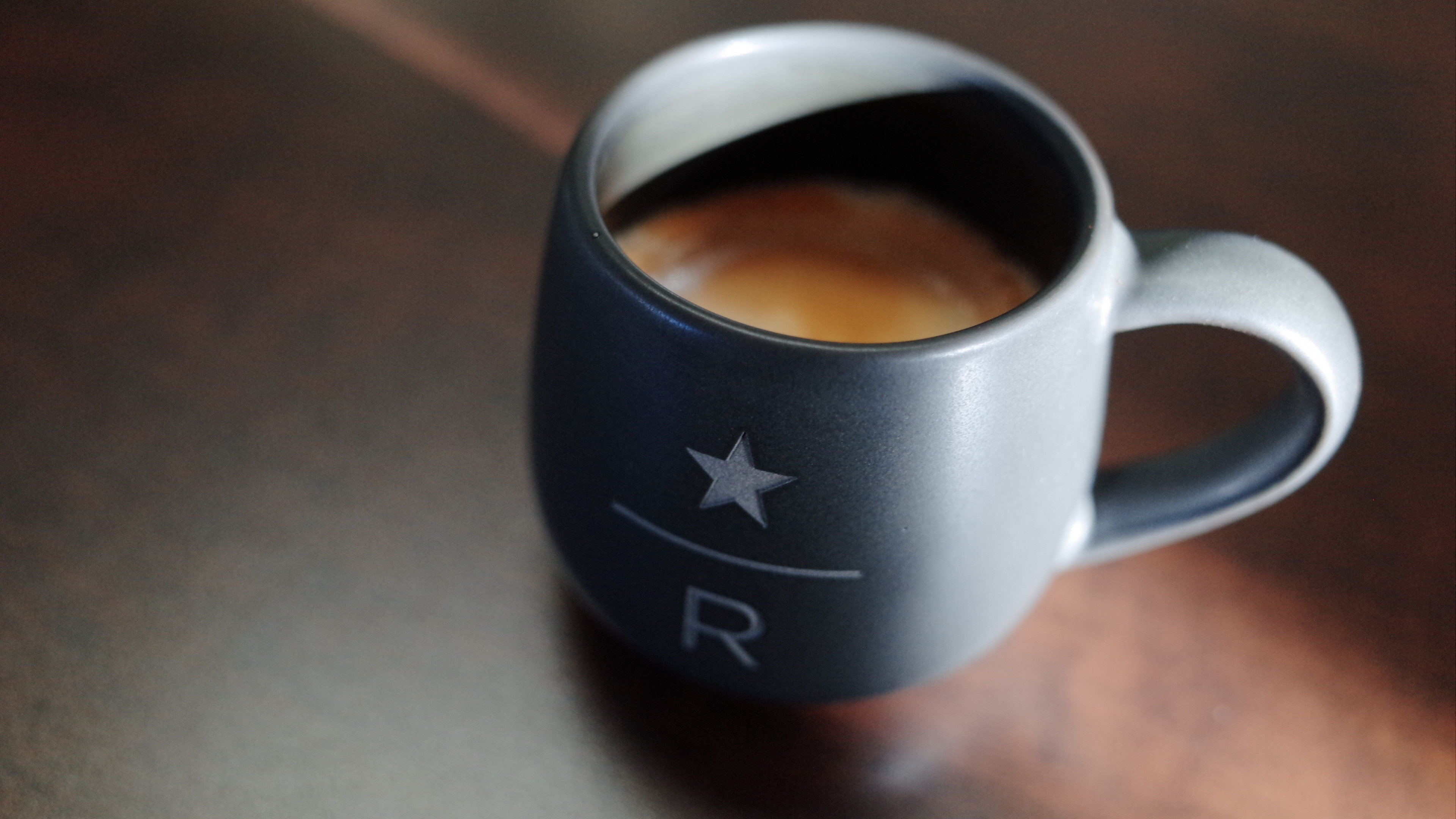 на столе лежит чашка кофе со звездой