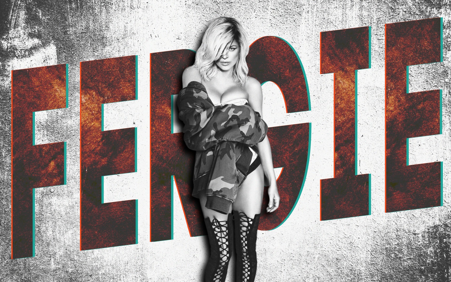 женщина в платье и ботинках, позирующая для фото