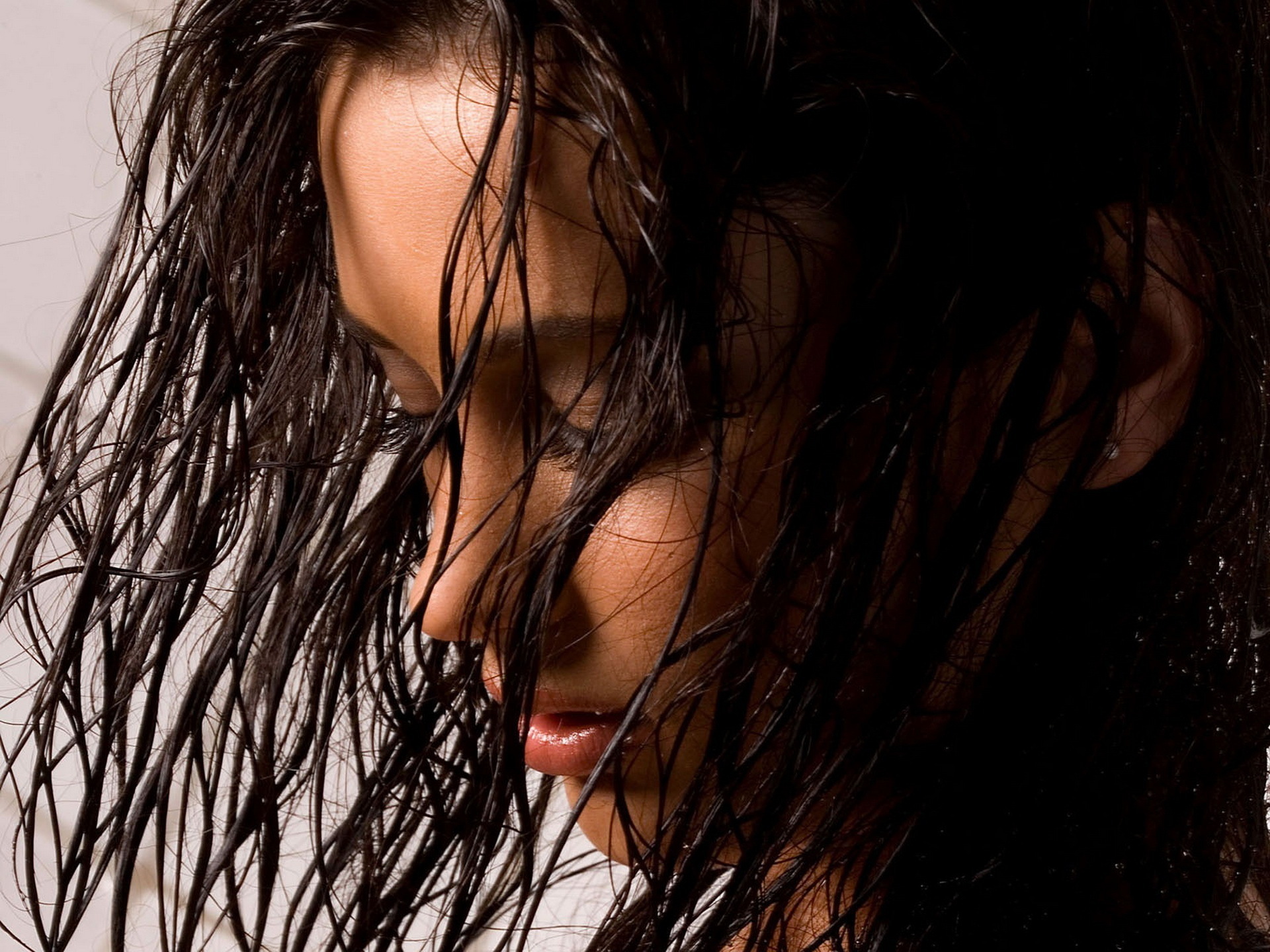 Можно спать с мокрой головой. Фотосессия с мокрыми волосами. Мокрые волосы. Девушка с влажными волосами. Девушки с мокрыми волосами фотосессия.