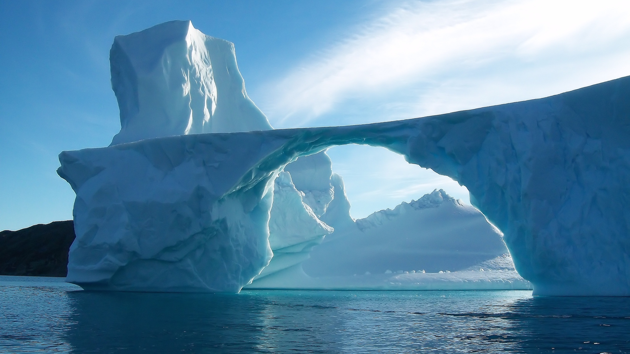 Глыба льда на воде. Айсберги Антарктиды. Гидросфера Айсберг. Ледяная арка в Гренландии. Айсберги в Атлантическом океане.