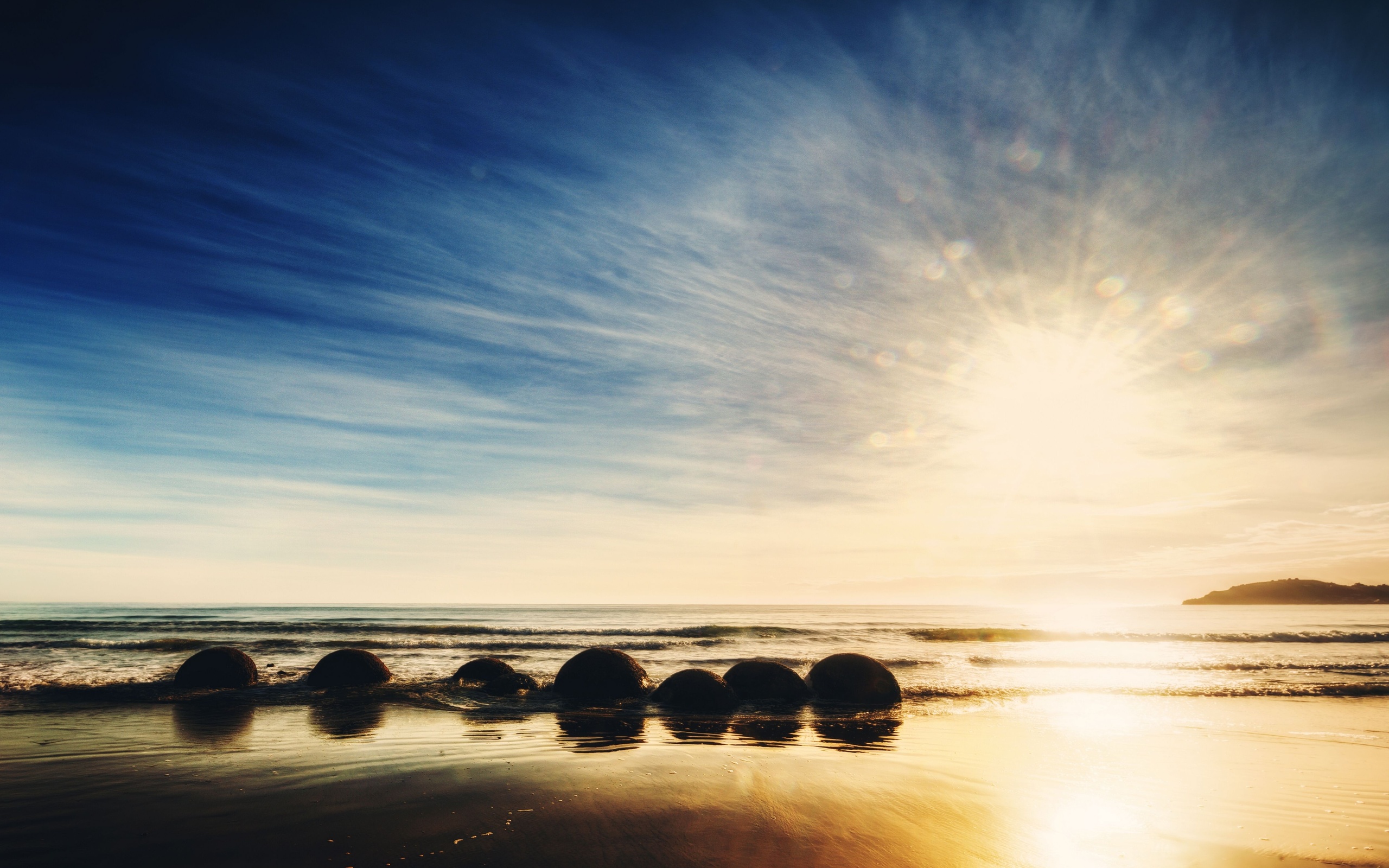 женская фотография пляжа с кучей шаров в песке