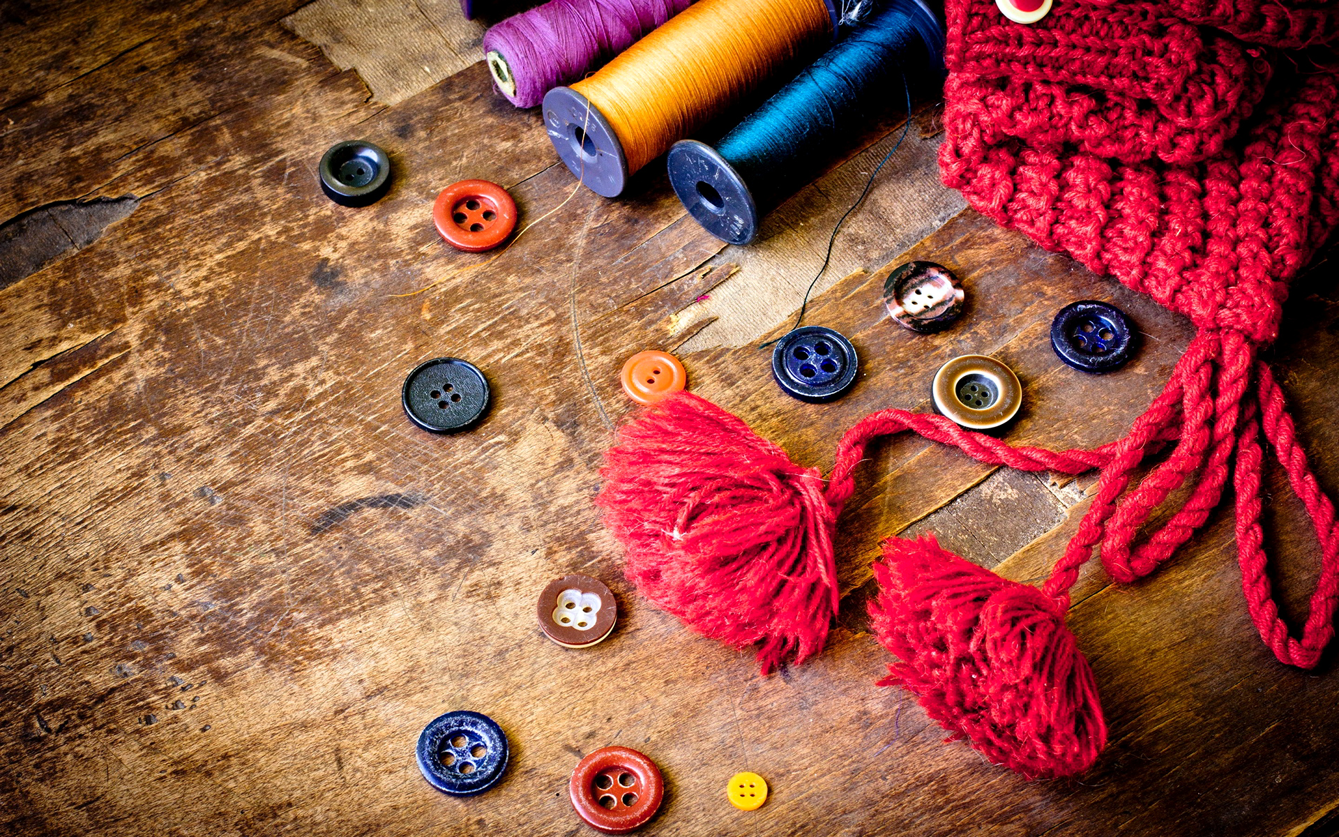 нитки, пуговицы, шапка