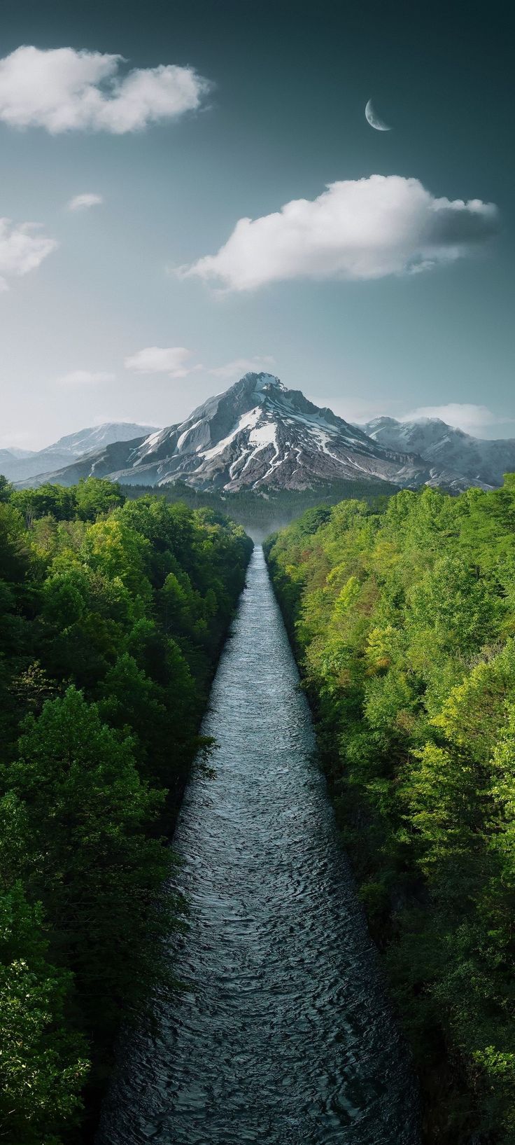 женщина-гора вдалеке с рекой, протекающей через нее