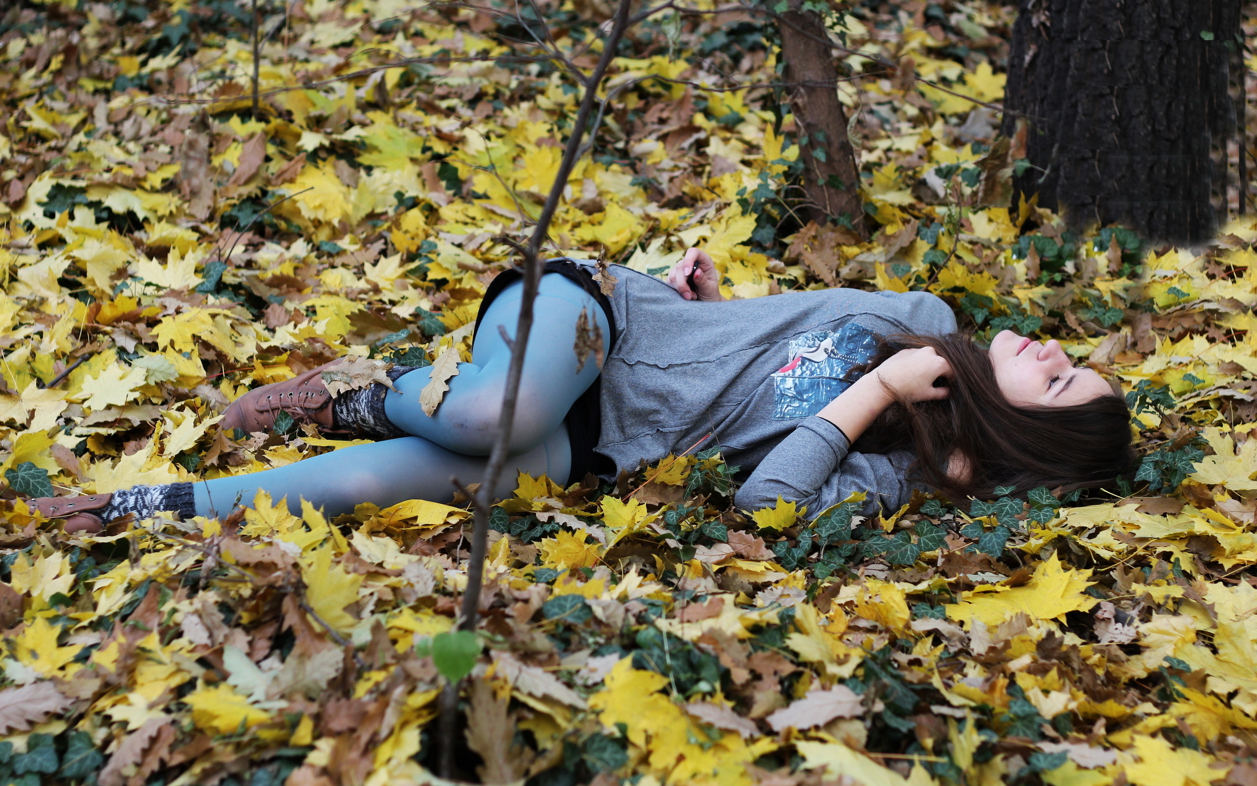Девушка капюшон лес осень без смс