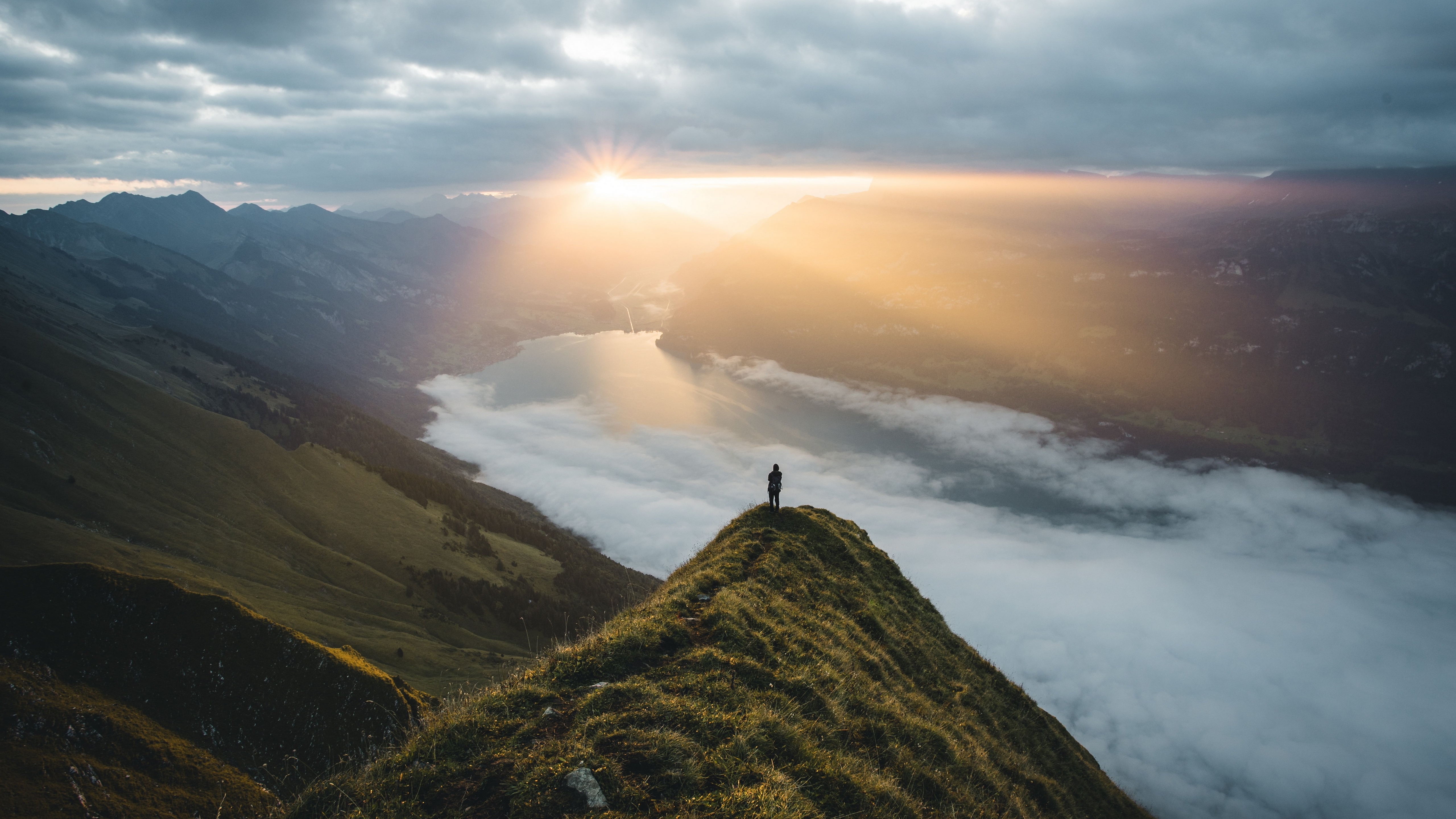 Light mountain. Рассвет в горах. Восход в горах. Природа горы солнце. Ветер в горах.