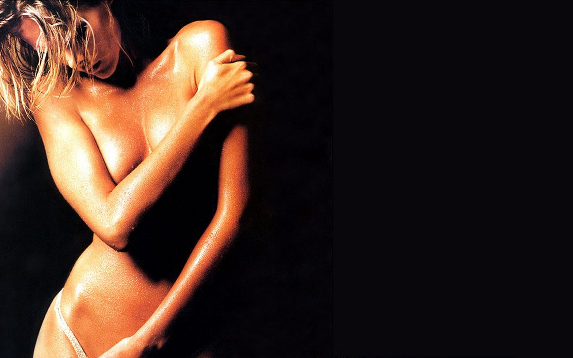 блондинка в белом бикини позирует для фото