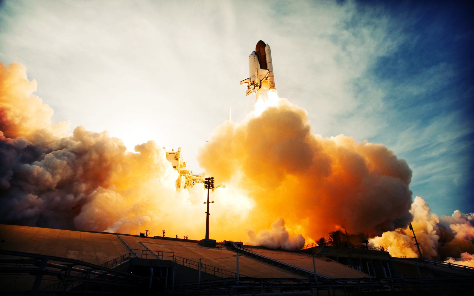 женский вид космического челнока, взлетающего с стартовой площадки