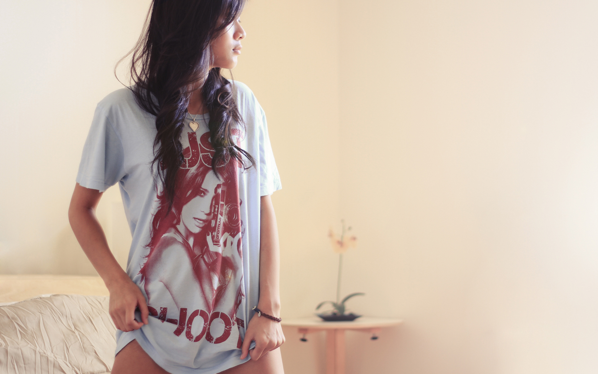 женщина стоит на кровати в рубашке