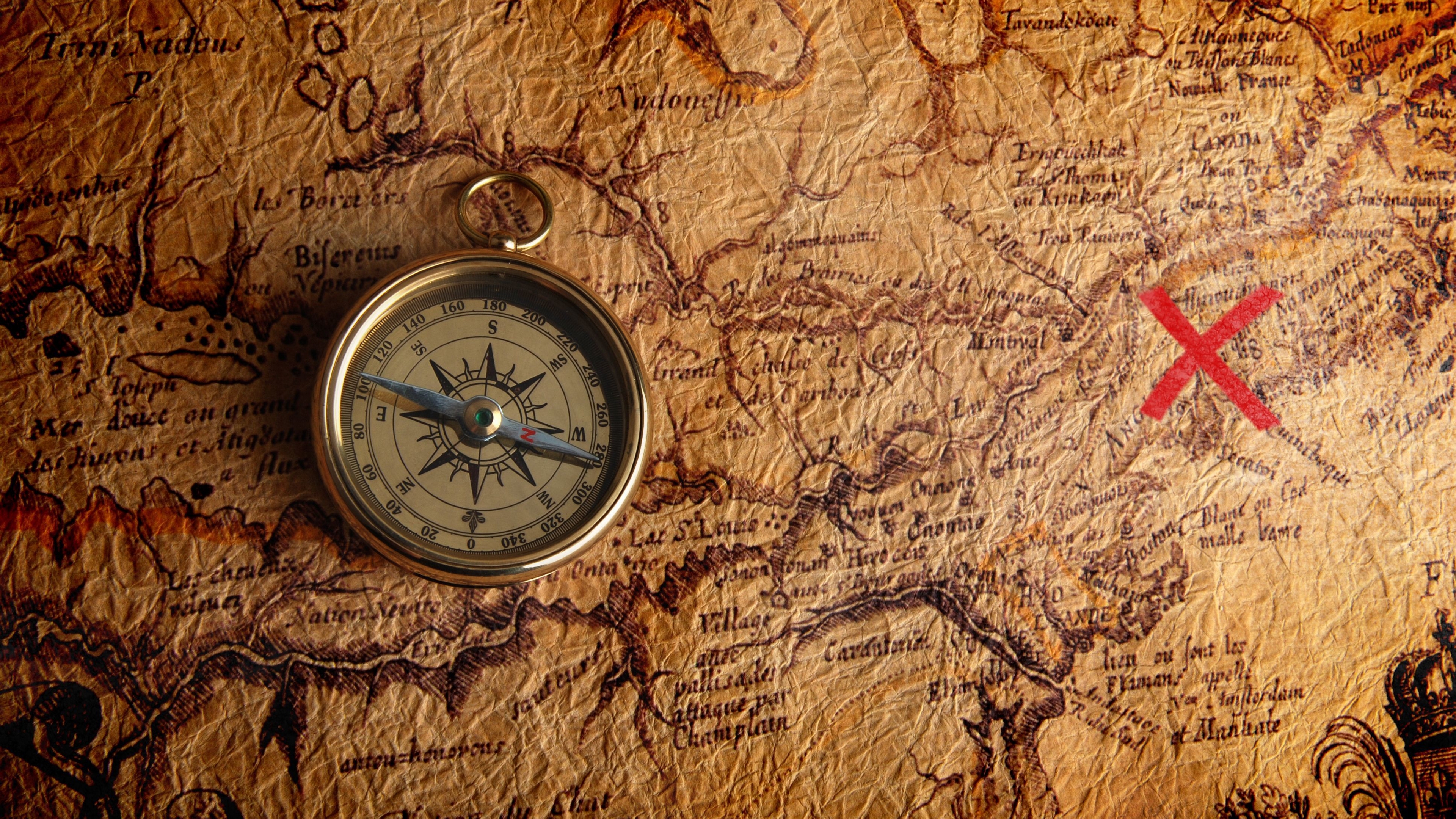 Включи компас на клад. Старинный компас. Компас на карте. Старые пиратские карты. Старинная карта сокровищ.