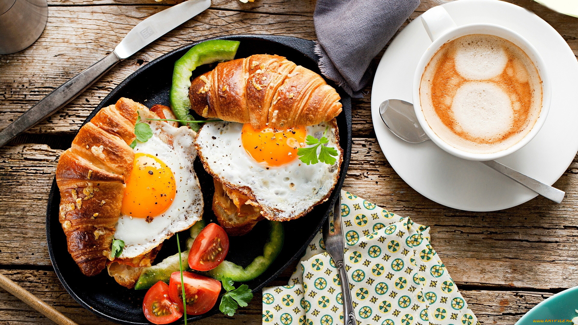 есть тарелка еды с круассаном и чашка кофе