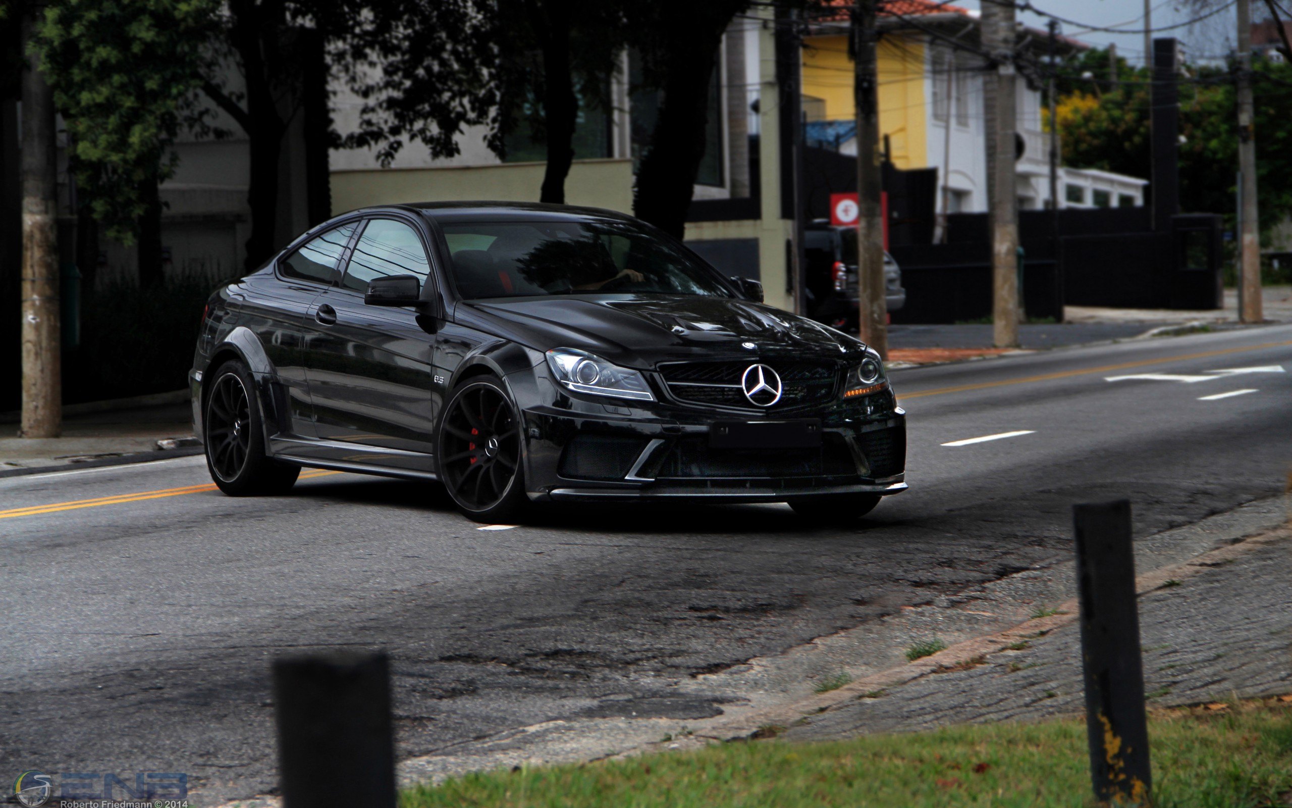 Мерседес c63 AMG В темноте