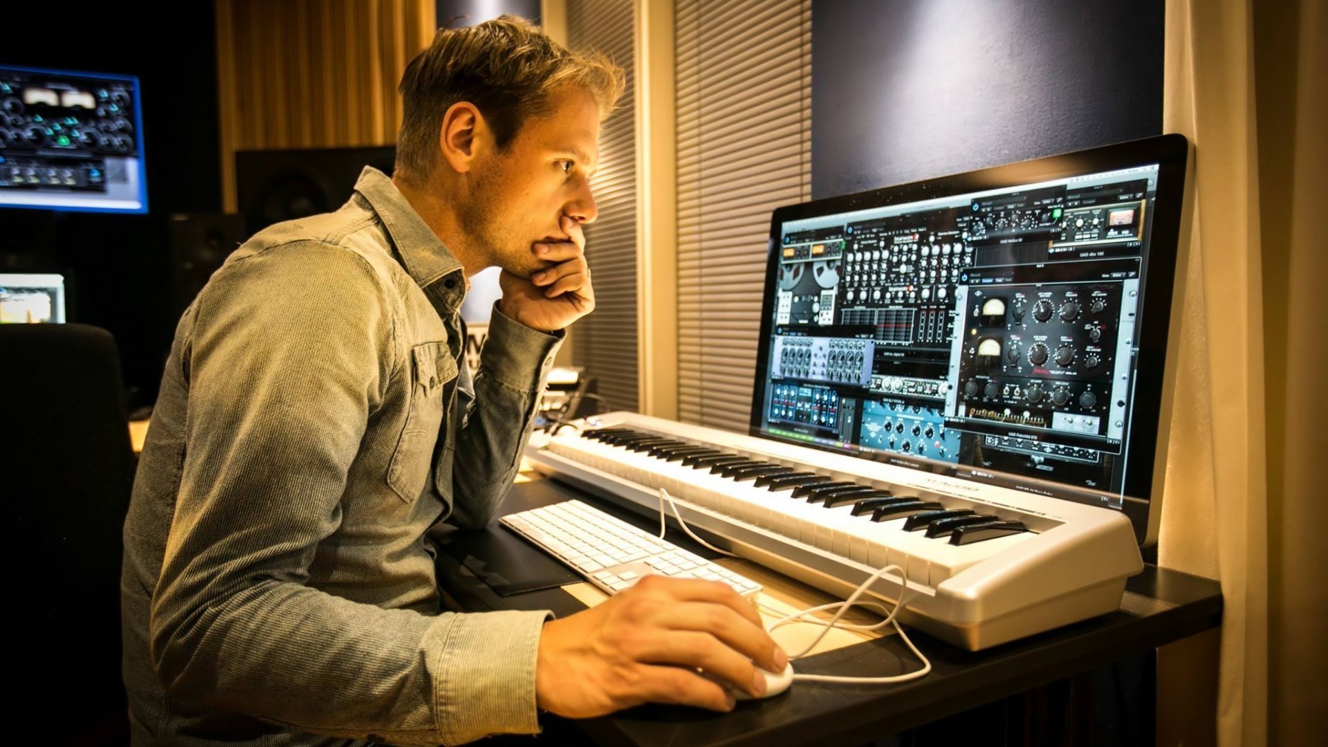 Прослушивание качественная музыка. Студия Армина Ван Бюрена. Armin van Buuren в студии. Армин музыкант. Студия композитора.
