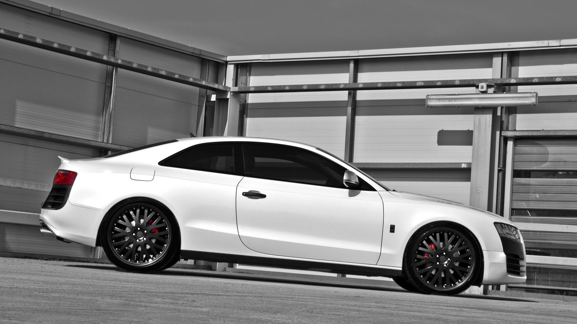 белый автомобиль, припаркованный перед зданием