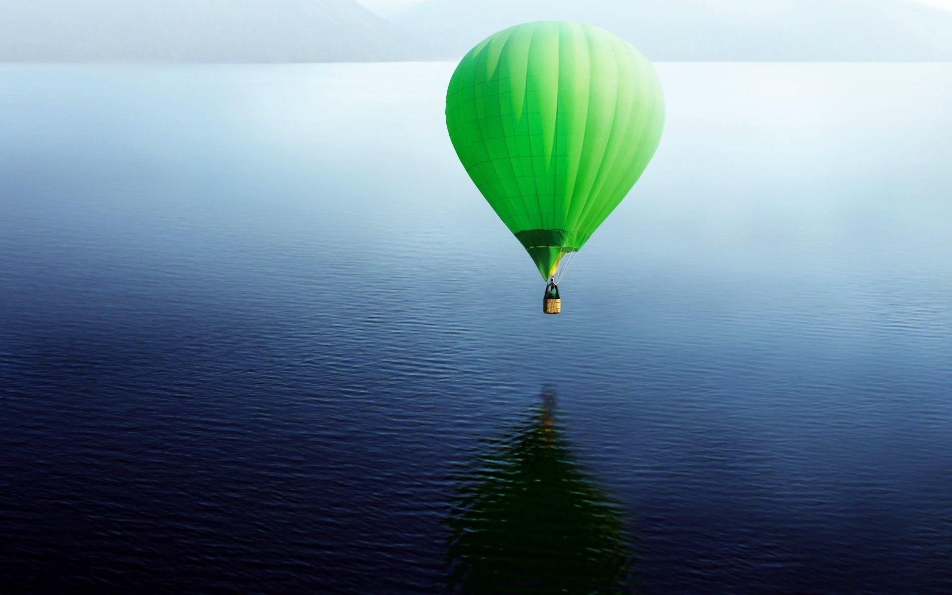 Шар над морем. Воздушный шар. Зеленый шарик. Зеленый воздушный шар. Зеленый воздушный шарик.