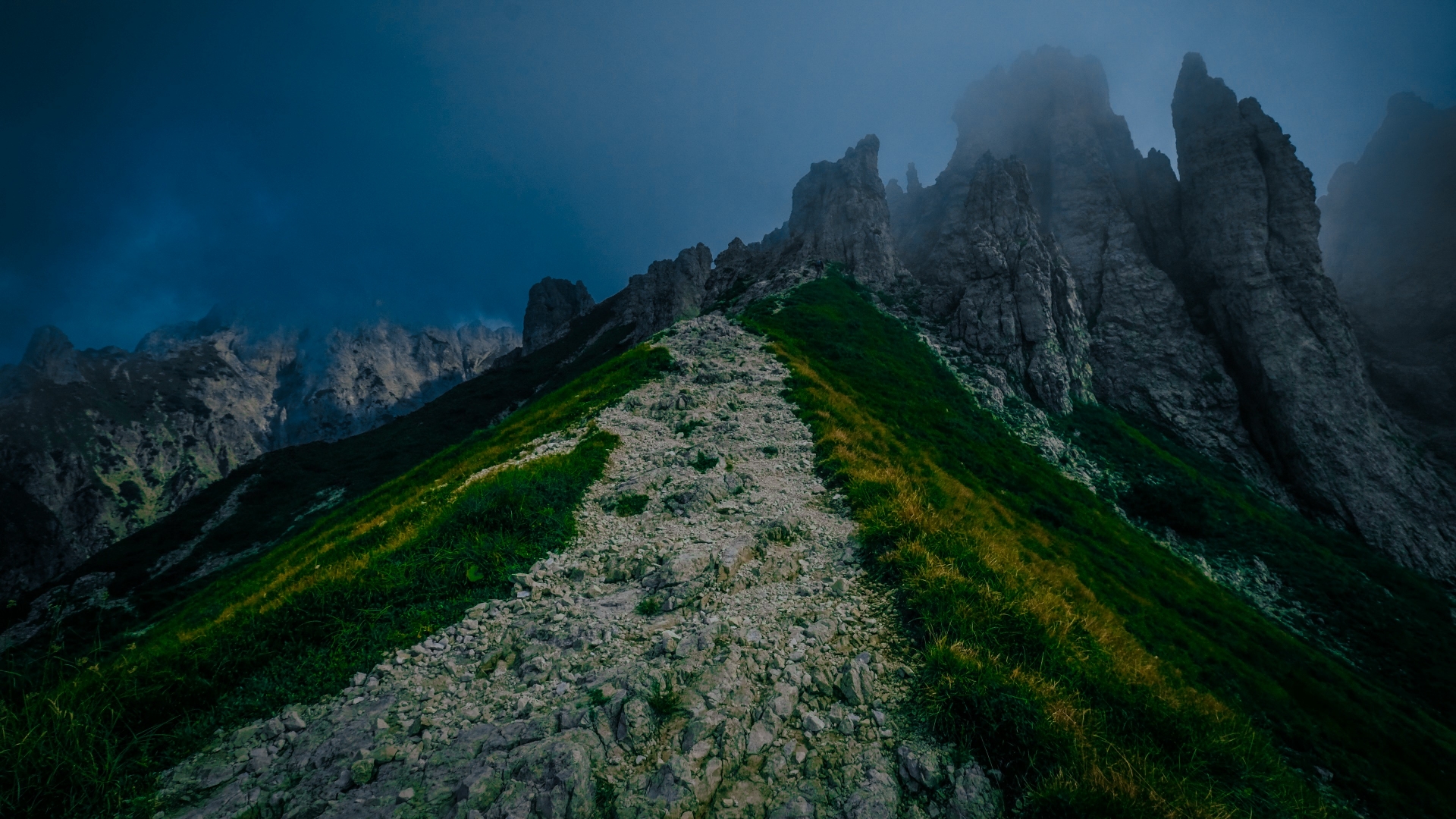 Зеленые холмы в дагестане. Река аманауз, домбай, карачаево-черкесия осень. Кавказ гора тхач. Домбай горная река. Гора цей лоам.