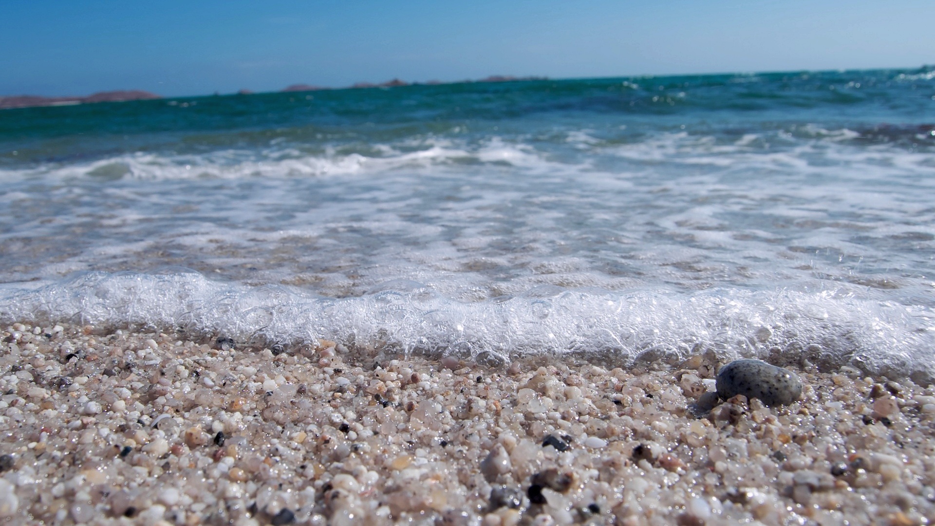 Бережное море. Песчано галечный пляж в Абхазии. Морской Прибой Анапа. Черное море галечный берег. Анапа галечный пляж.