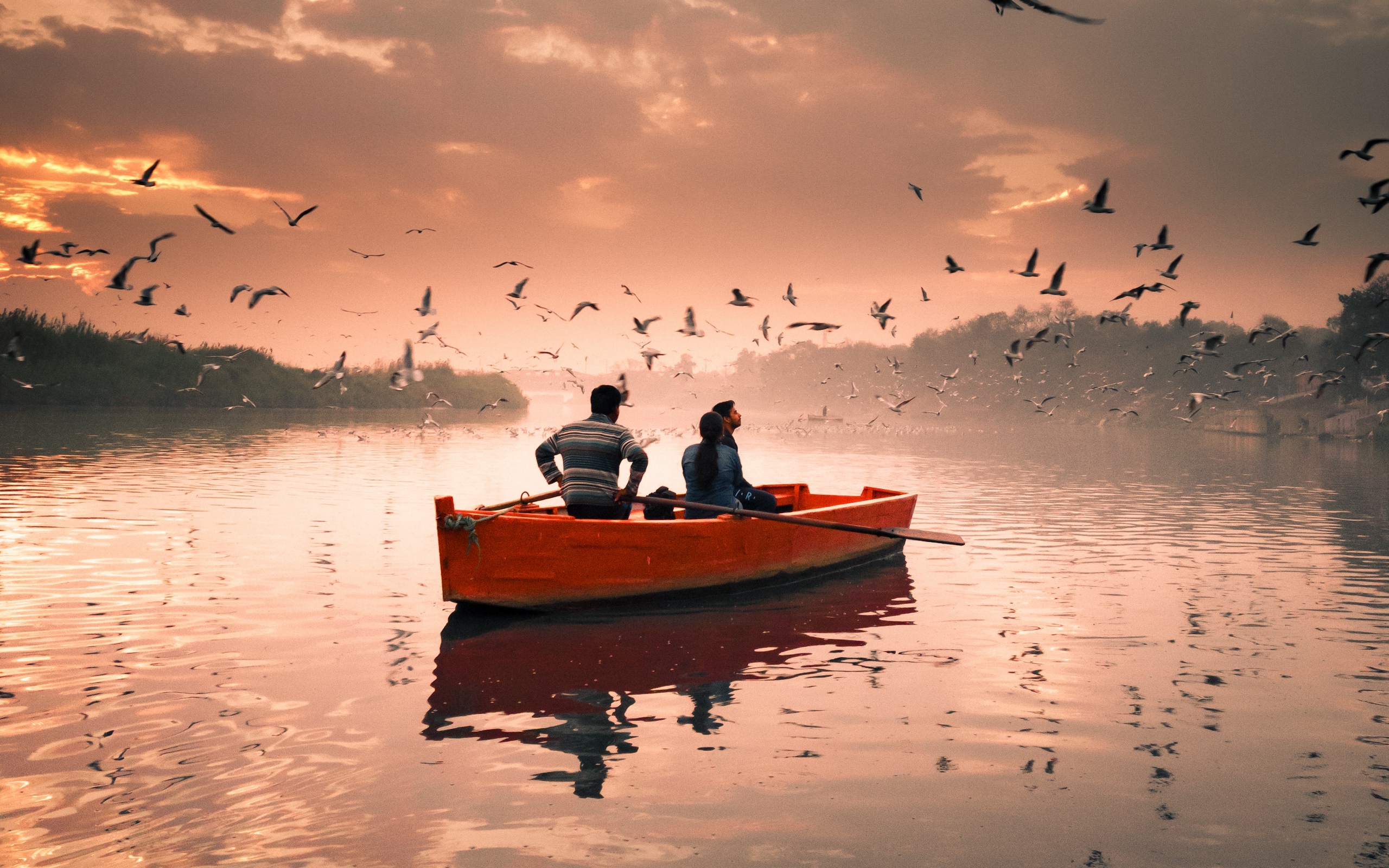 Туристы плыли по озеру на лодке. Лодка на реке. Человек в лодке. Фотосессия в лодке. Человек в лодке на озере.
