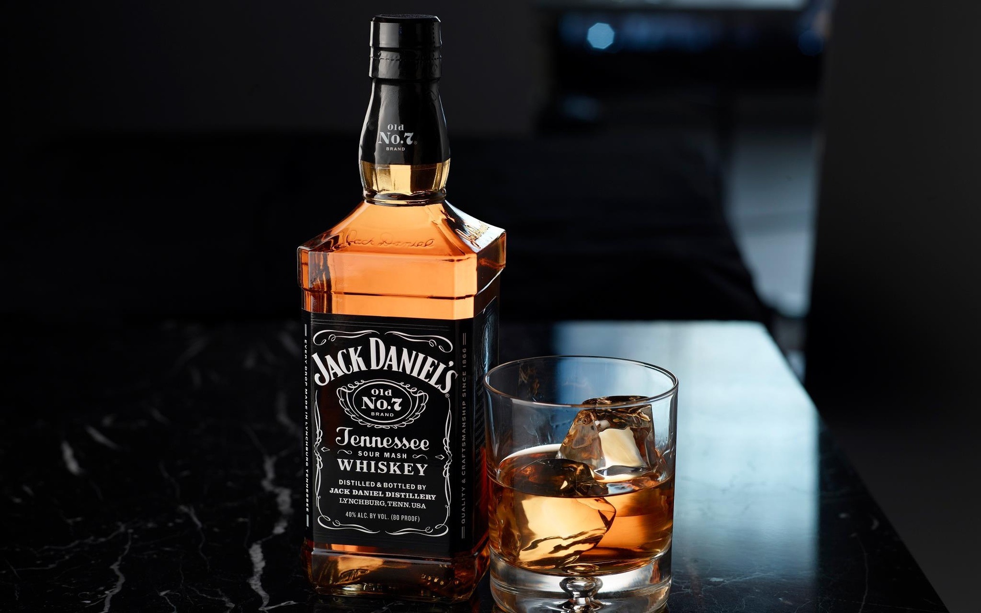бутылка виски jack daniels рядом со стаканом виски