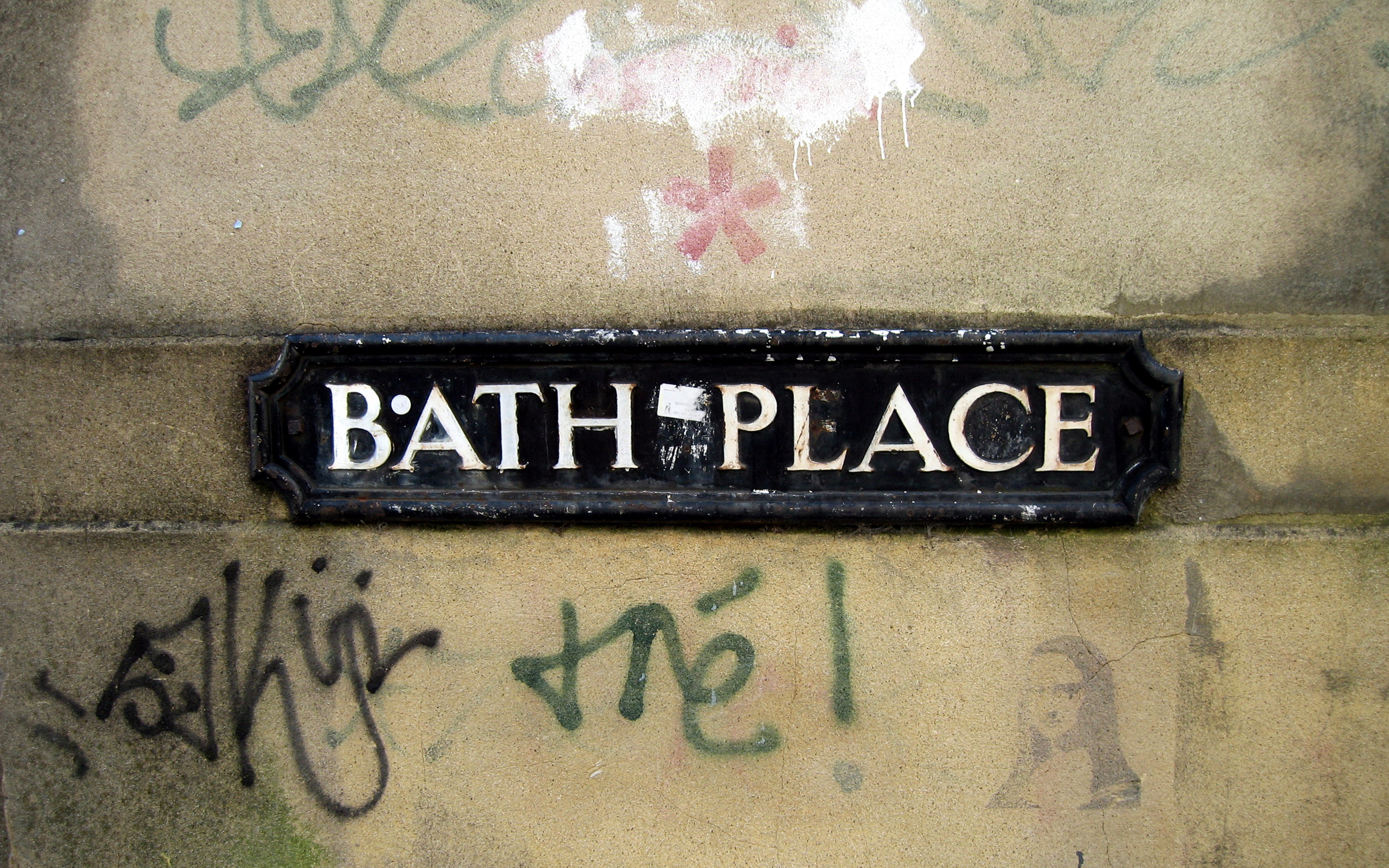 Bath надпись. Графит надписи фото. Надпись на стене в Тбилиси. Картинки с надписью машаллах.