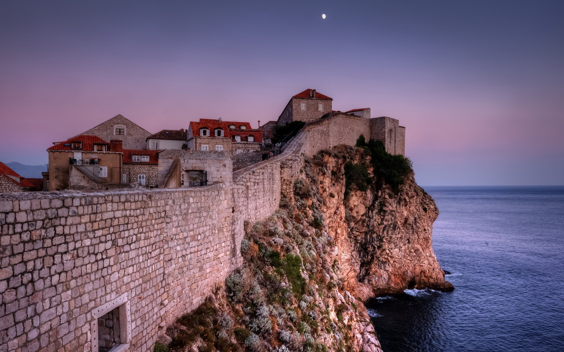 женский вид на каменную стену со зданием на ее вершине