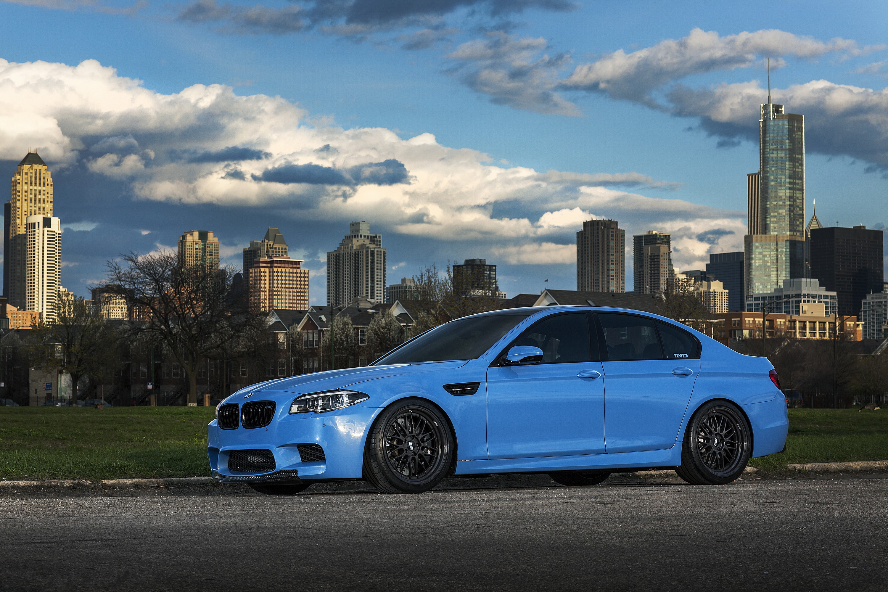 Суета на бмв м 5. BMW m5 f10. BMW m5 f10 синяя. BMW m5 f10 m5. БМВ м5 синяя.