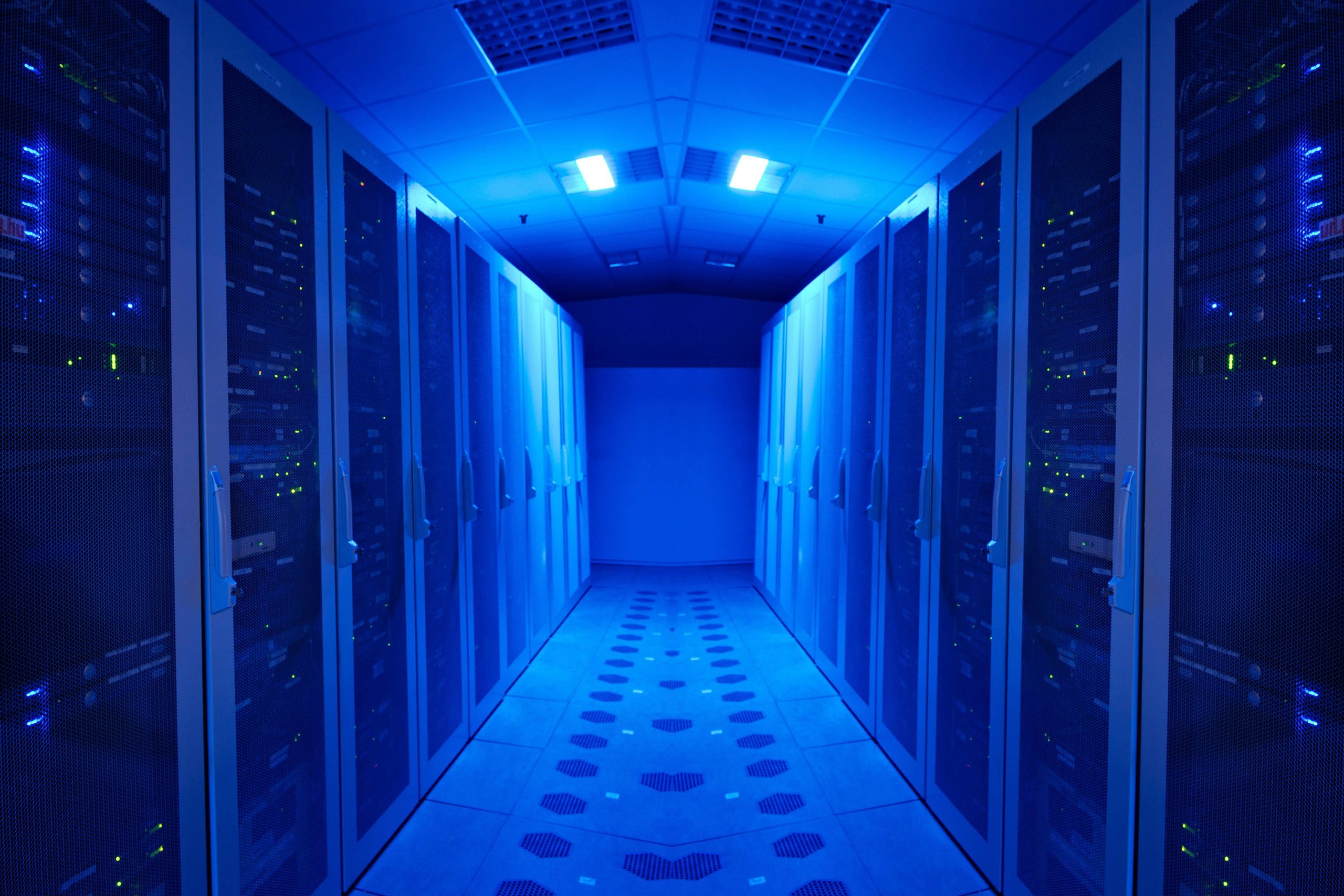 Google hosting. Серверная комната. Неоновая комната. Синий свет. Рабочий стол сервер.