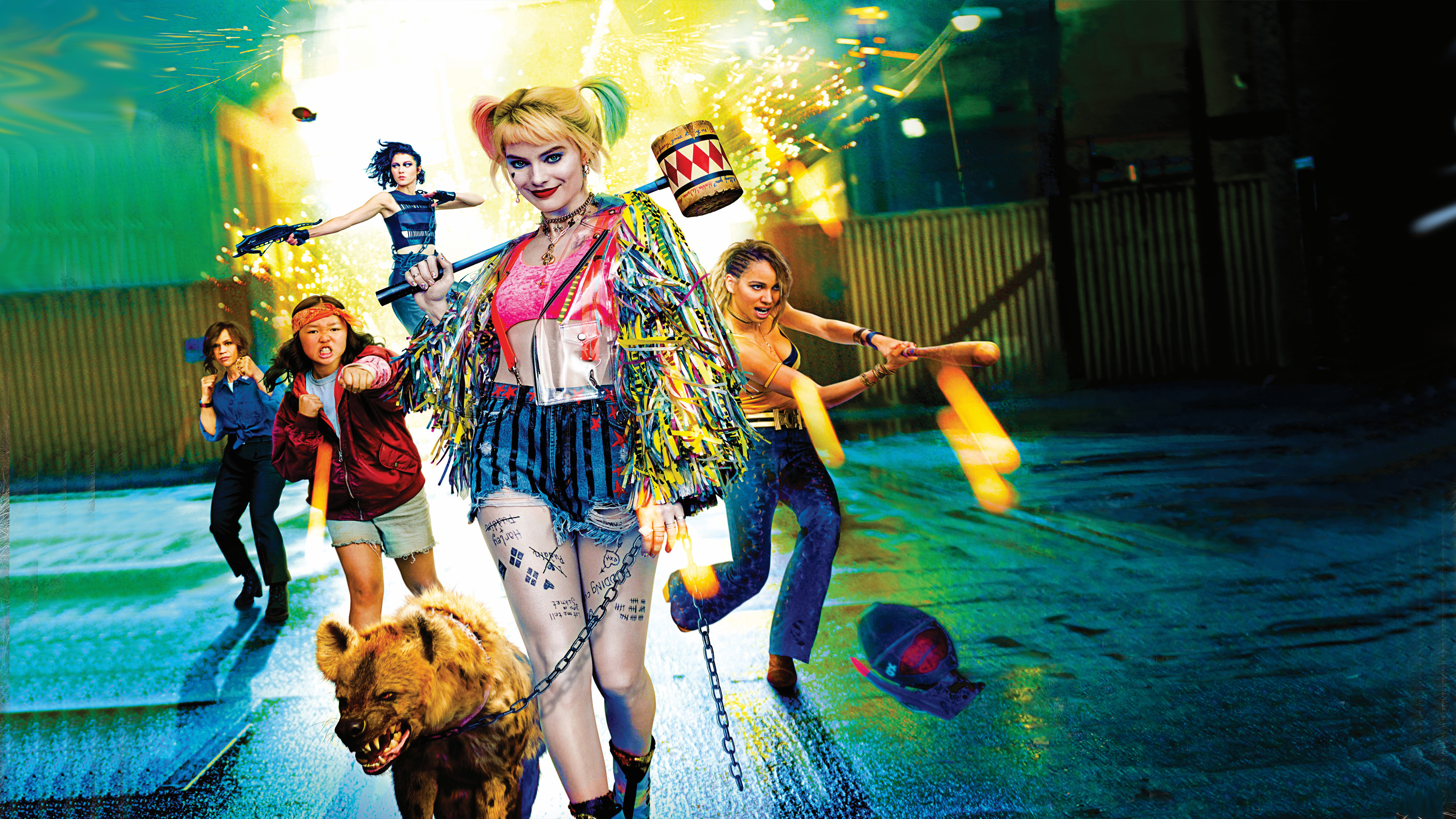 арафы идут по улице с собакой и кошкой