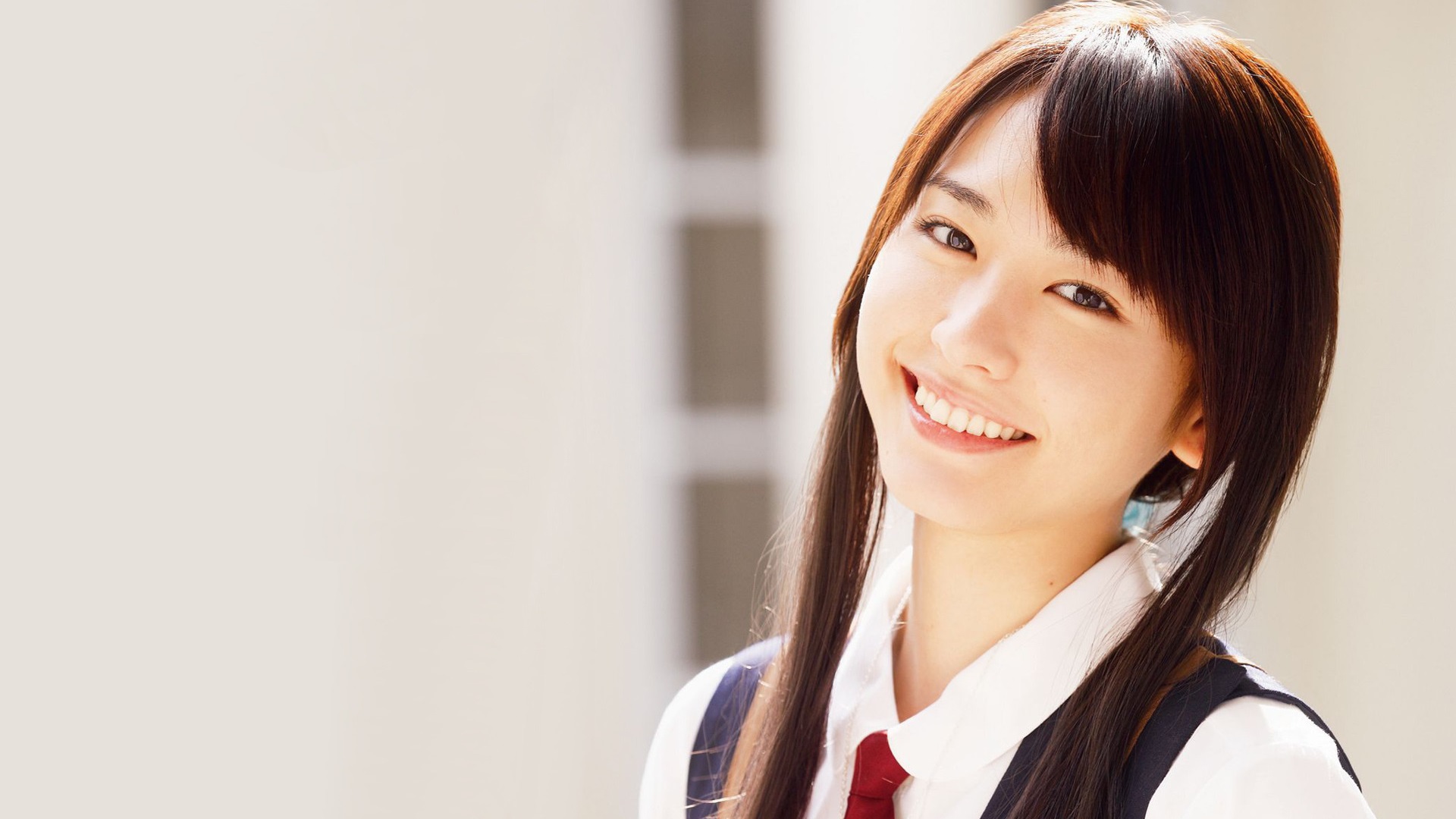 есть женщина, которая улыбается и носит галстук