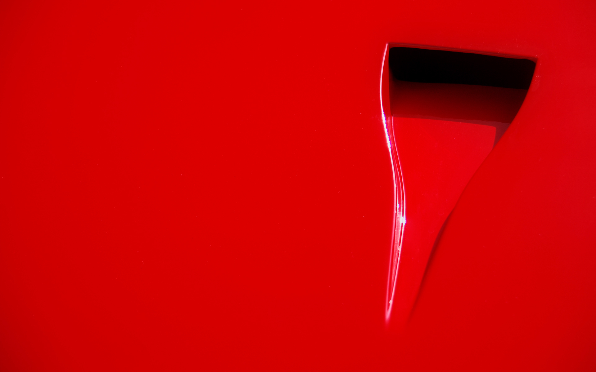 красная стена женщины с изогнутым углом и черной дырой