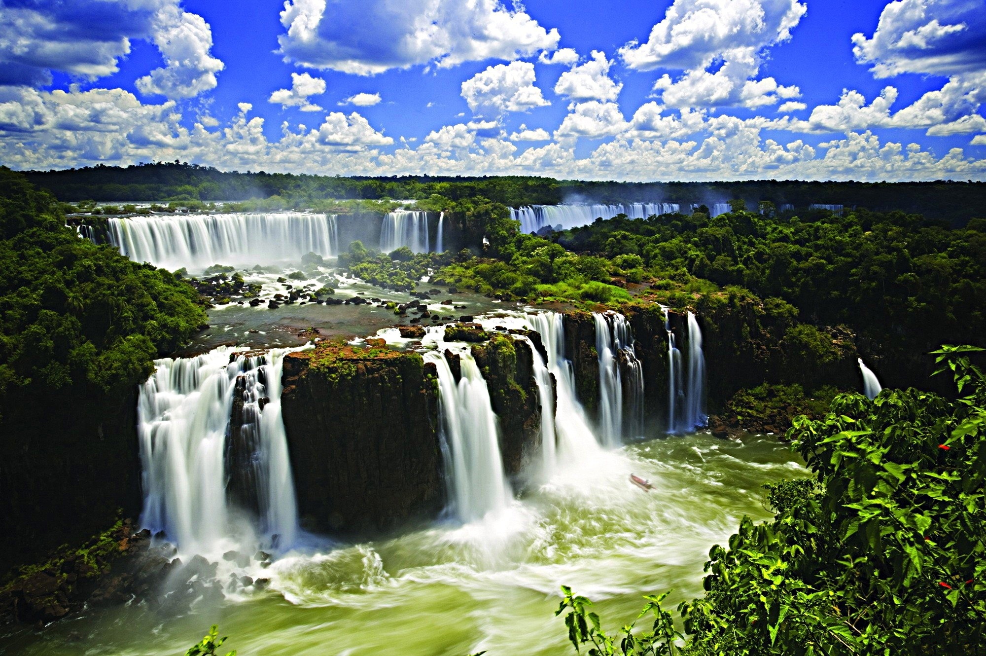 Водопады ю. Водопады Игуасу Аргентина. Водопад Игуасу в Южной Америке. Бразилия водопады Игуасу. Водопад Игуасу, Аргентина, Бразилия и Парагвай.