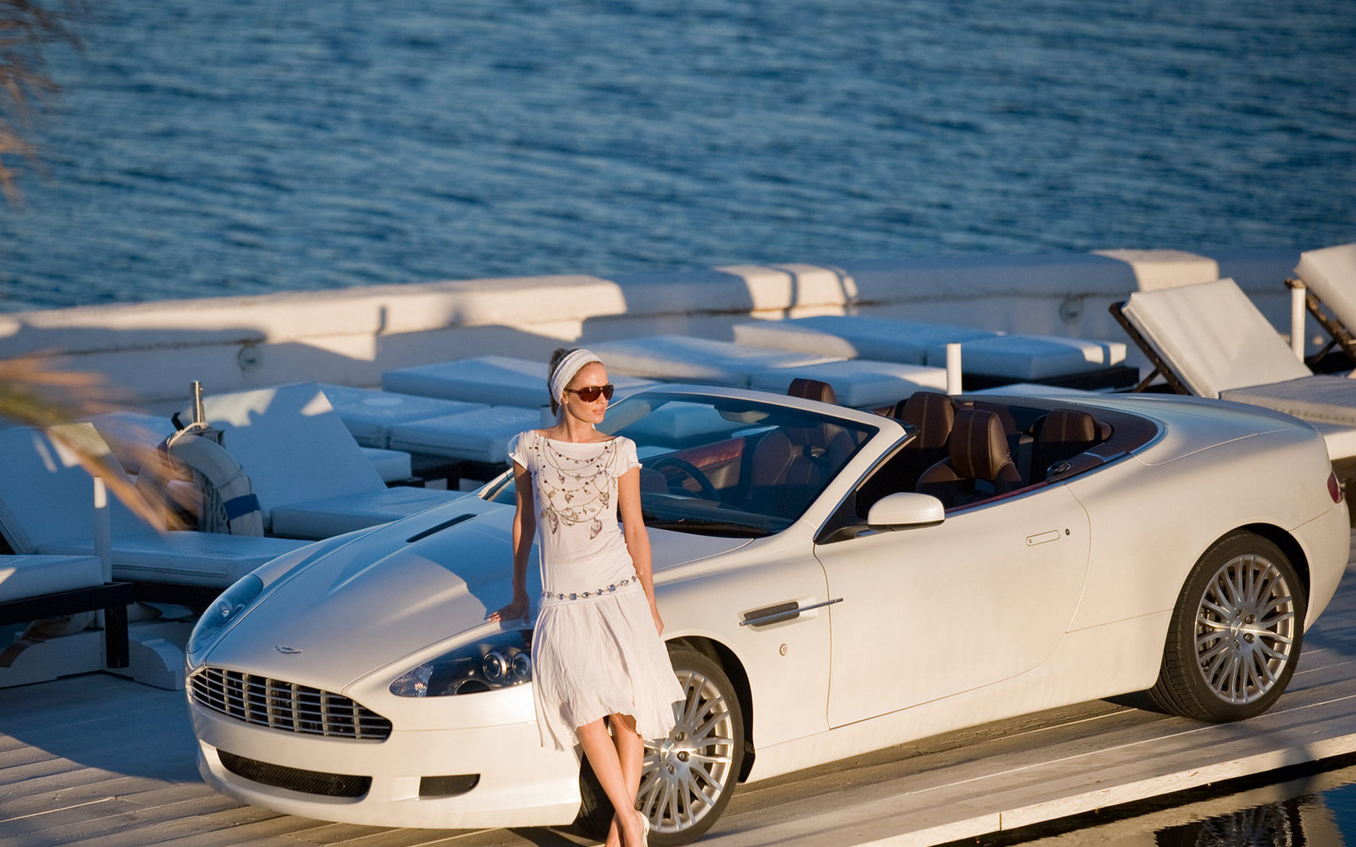 Aston Martin на морском пляже бесплатно