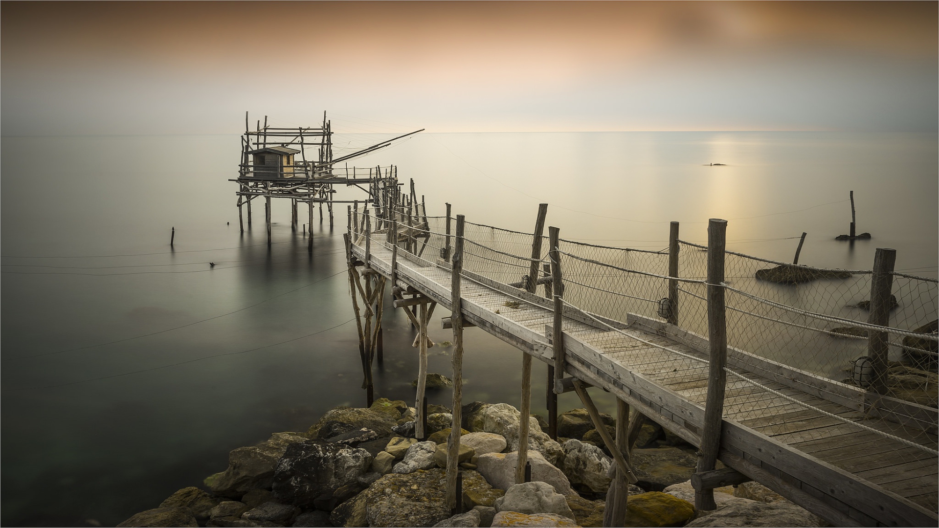 есть пирс, который находится рядом с водой с лодкой на расстоянии