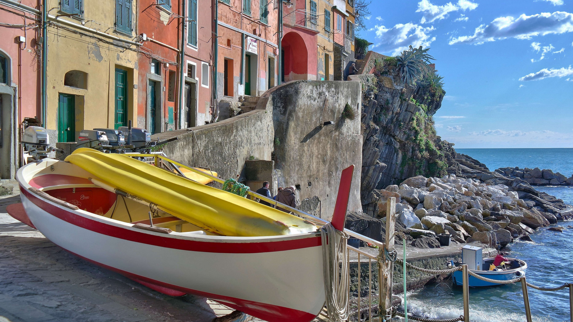 лодки припаркованы на обочине дороги возле воды