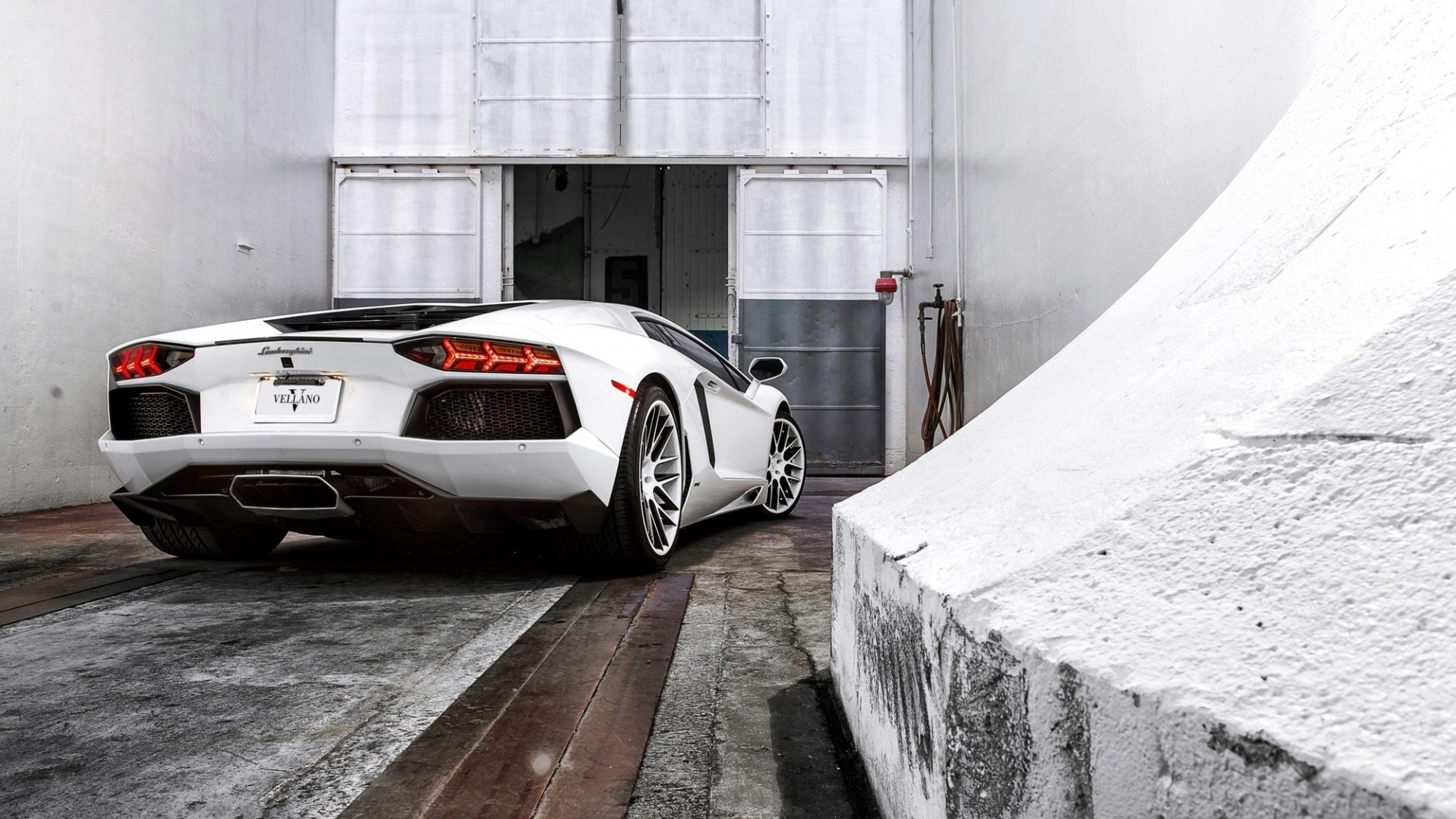 спортивный белый автомобиль Lamborghini Aventador бесплатно