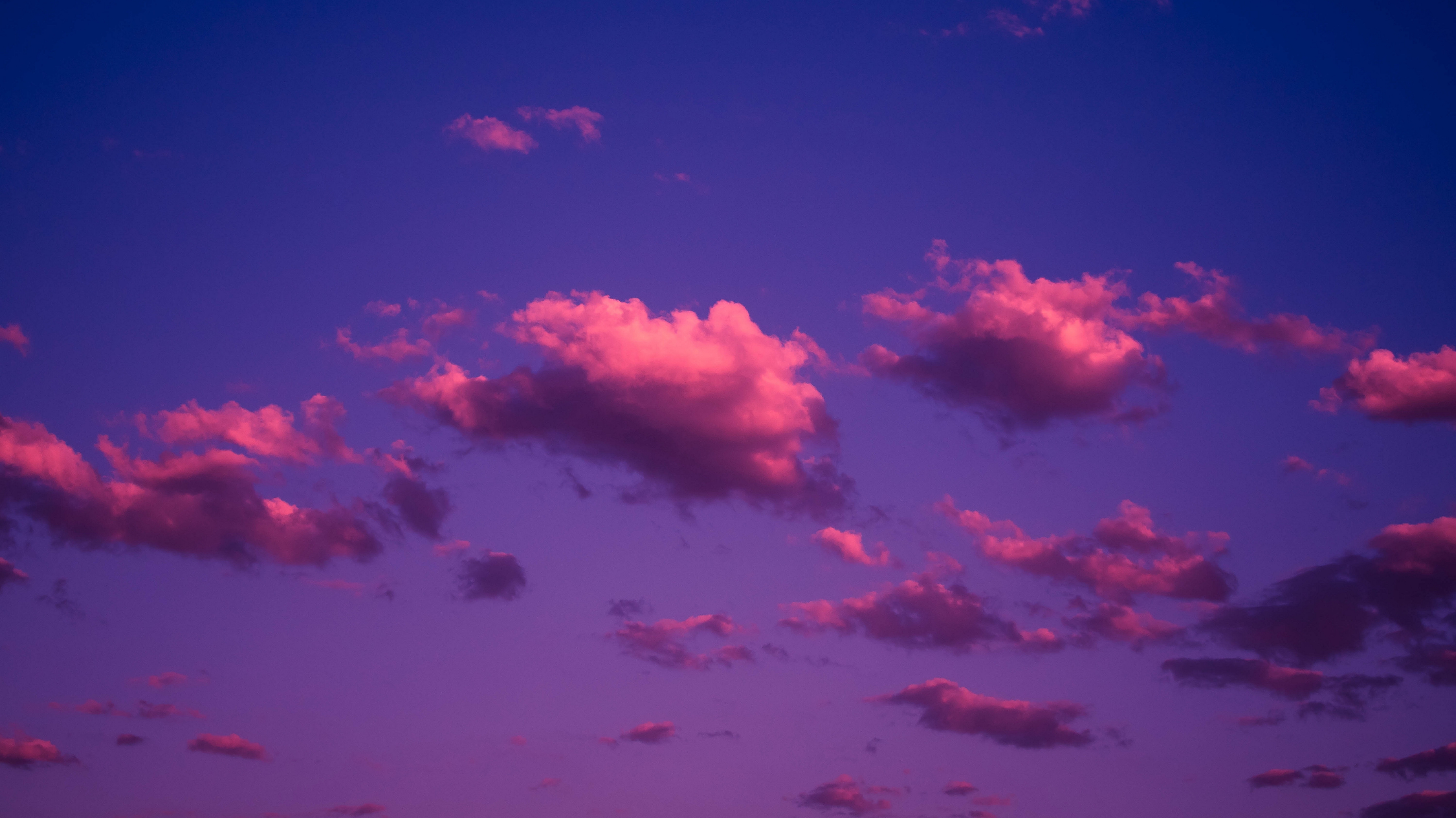 Розовые облака на синем небе