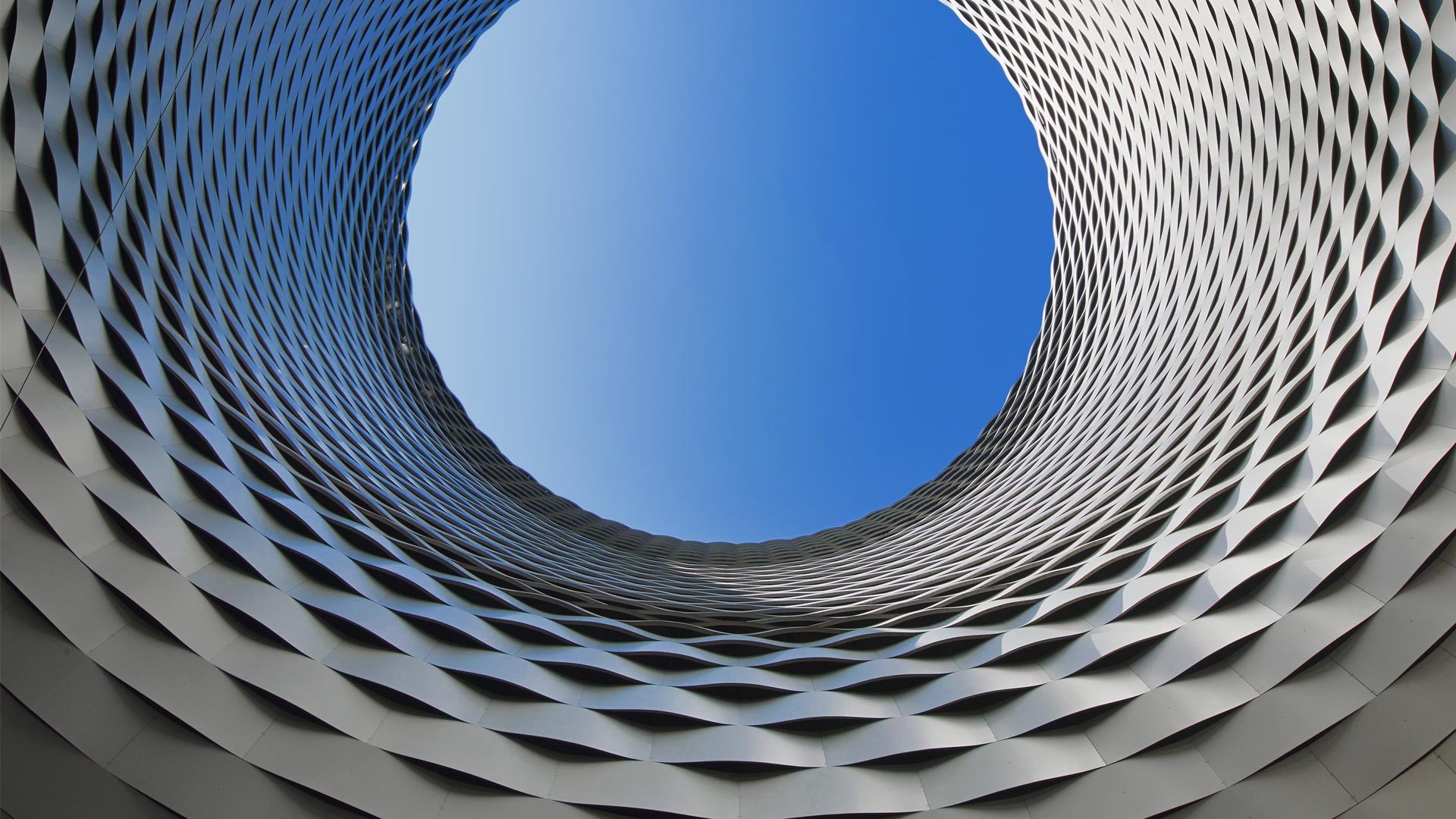 женский вид круглой структуры с голубым небом на заднем плане