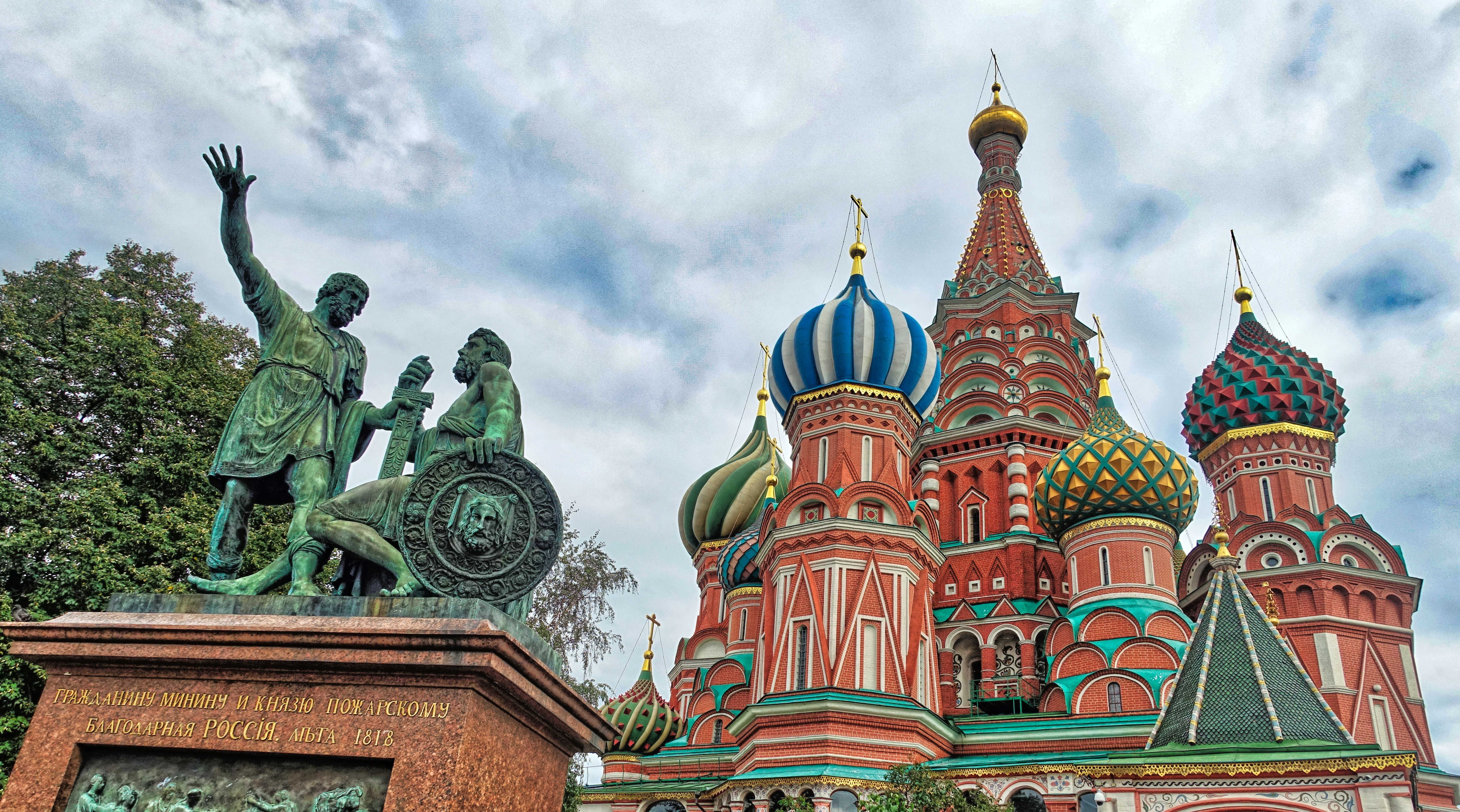 Картинки памятников москвы. Собор Василия Блаженного Минин и Пожарский. Собор Василия Блаженного и памятник Минину и Пожарскому. Храм Василия Блаженного Москва. Храм Василия Блаженного Москва Минин.