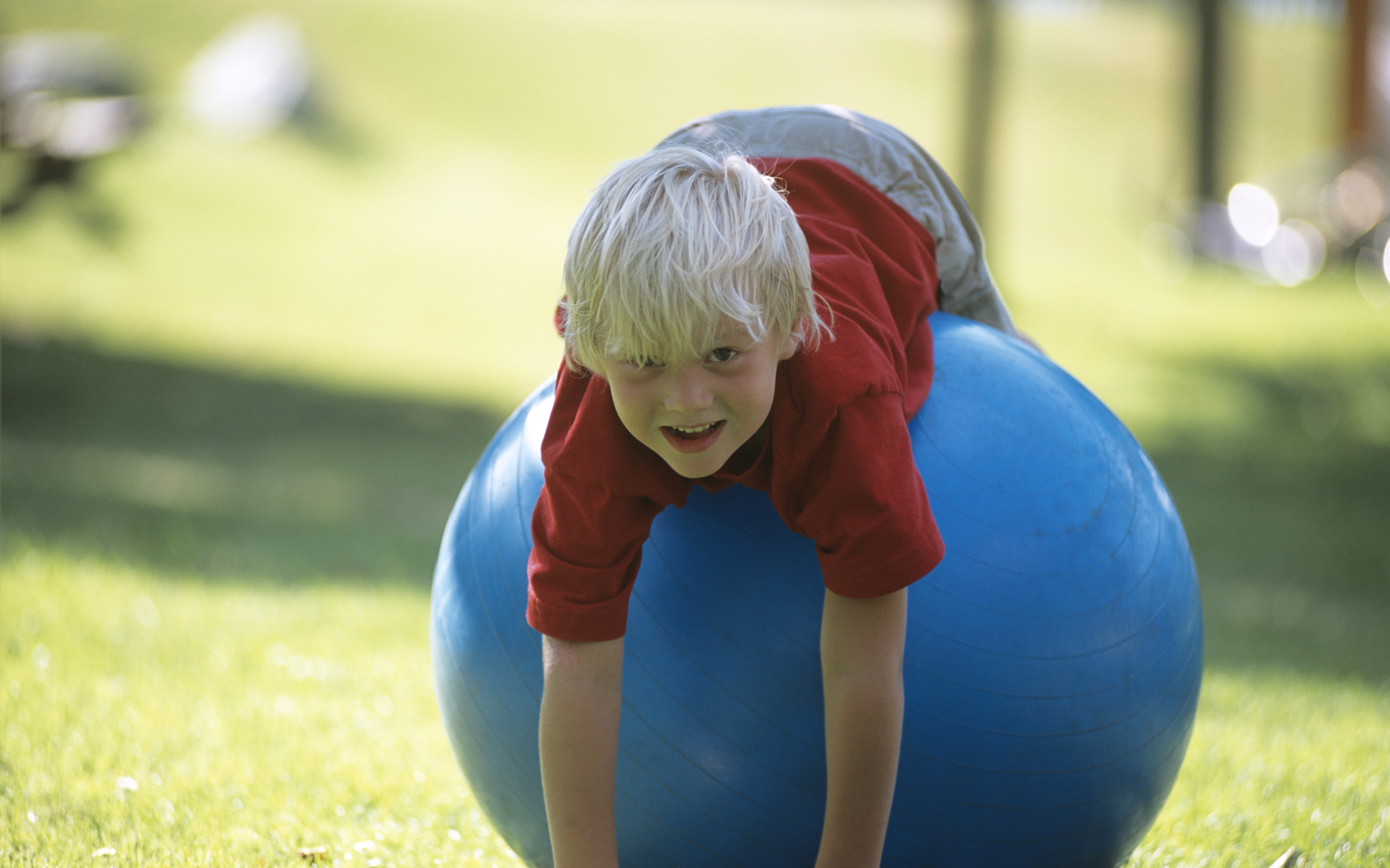 Ball boy. Мячики для детей. Мальчик с мячиком. Ребенок с большим мячом. Мальчик с большим мячиком.