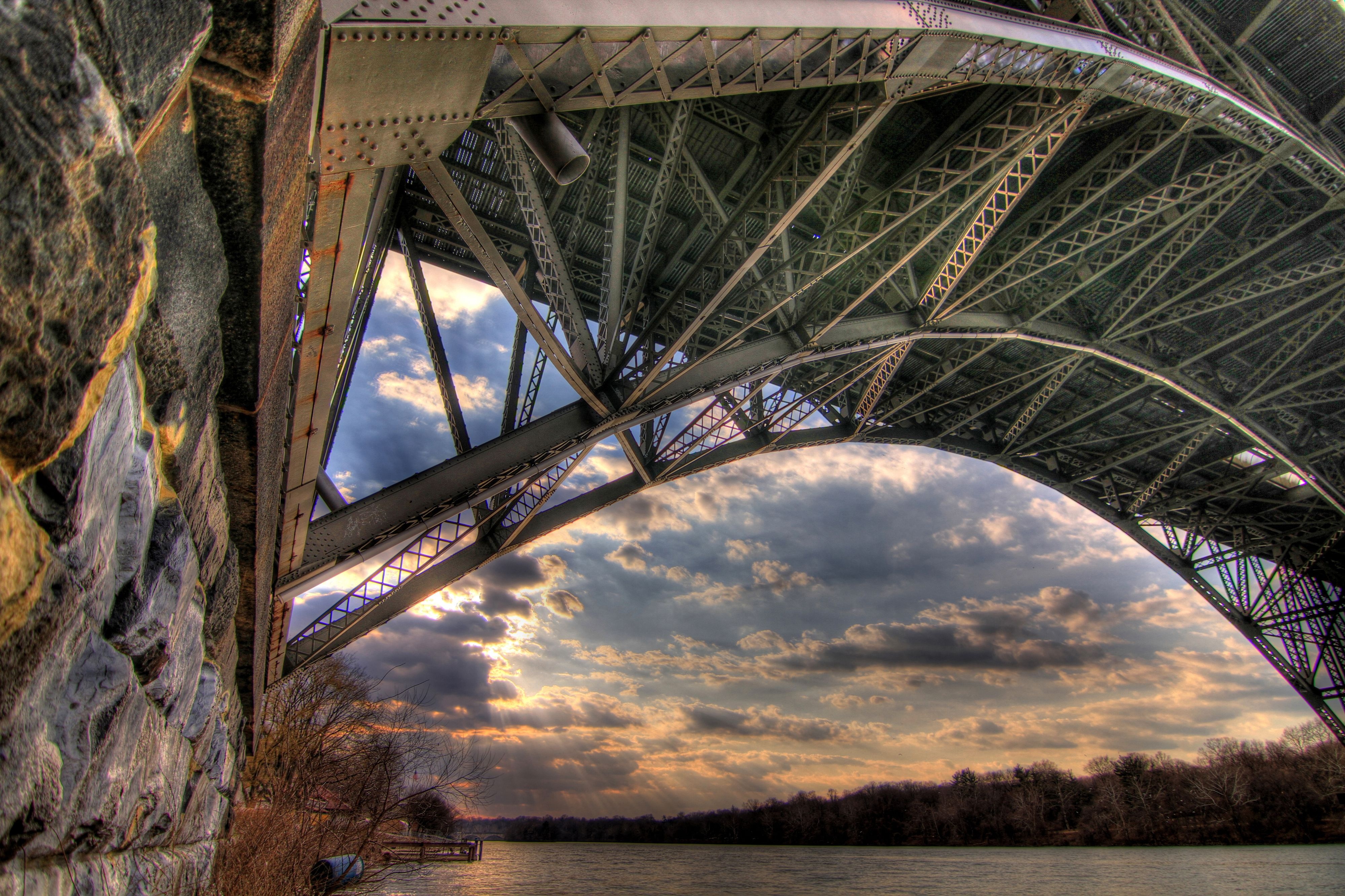 женский вид на мост с облачным небом на заднем плане