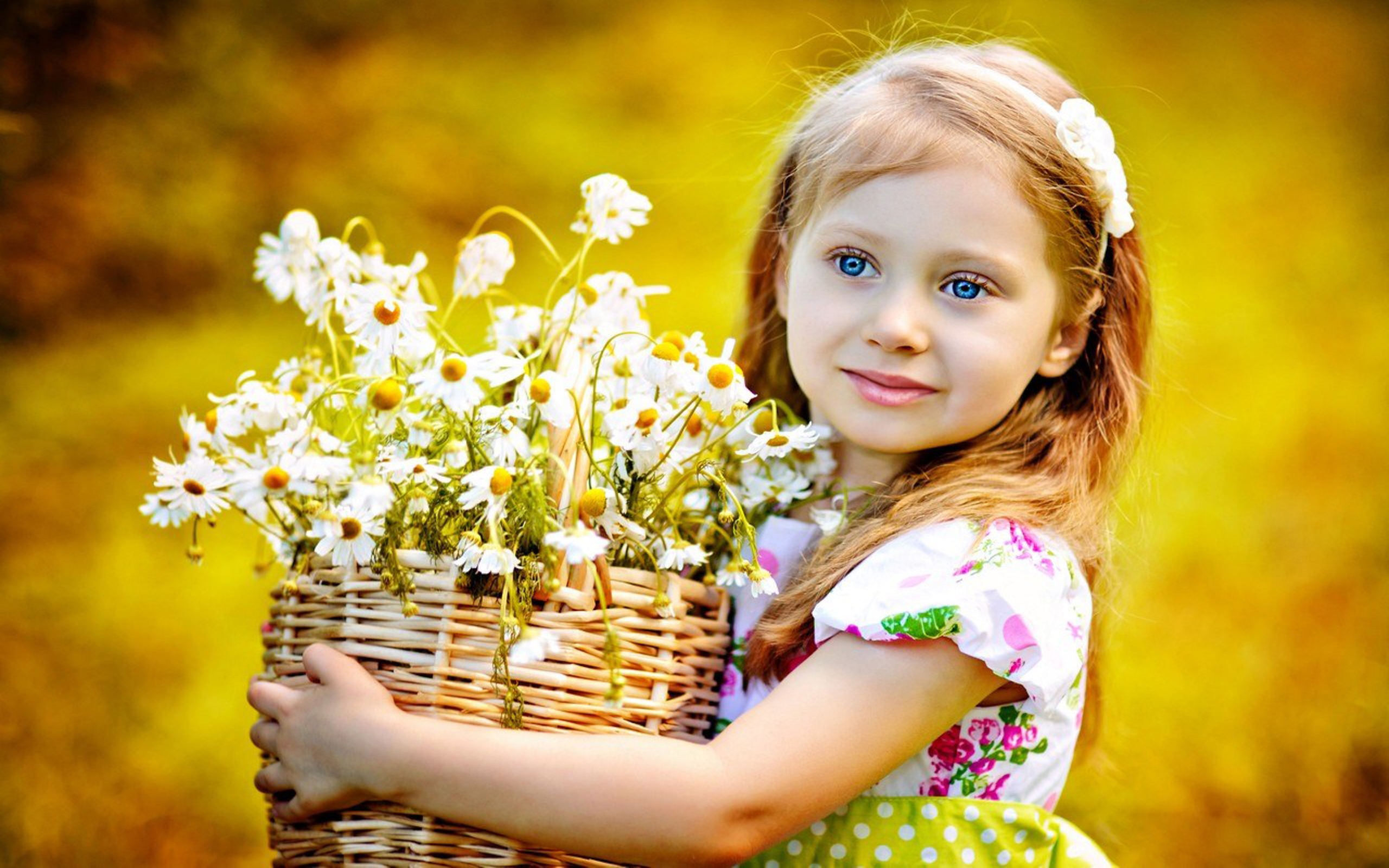 Мир полон счастья. Девочка с цветами. Девочка в ромашках. Дети с цветами. Девочка с цветочком.